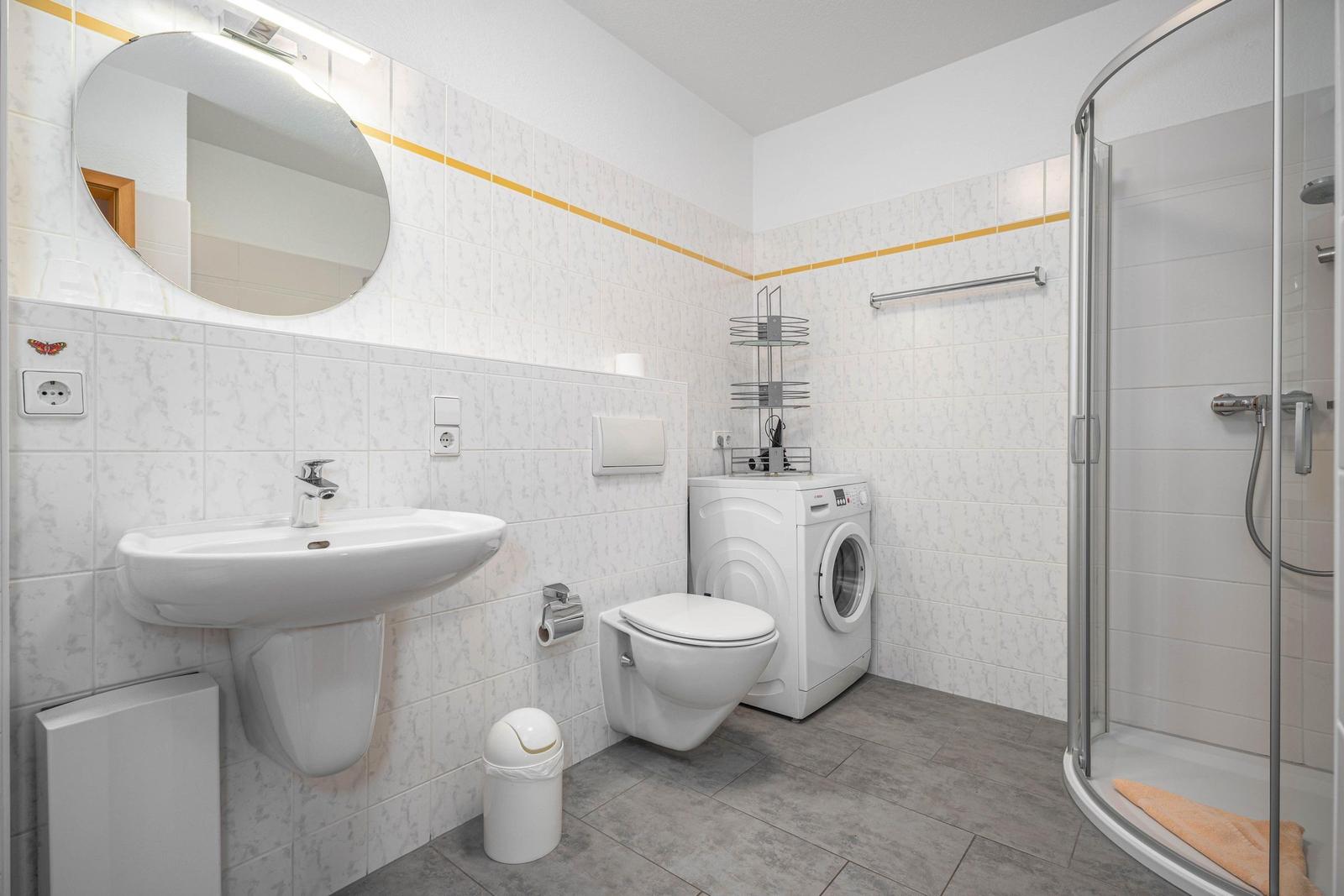 Bad mit Dusche, Waschmaschine und WC