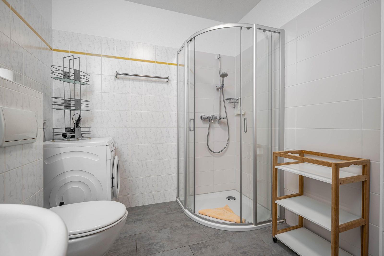 Bad mit Dusche, Waschmaschine und WC