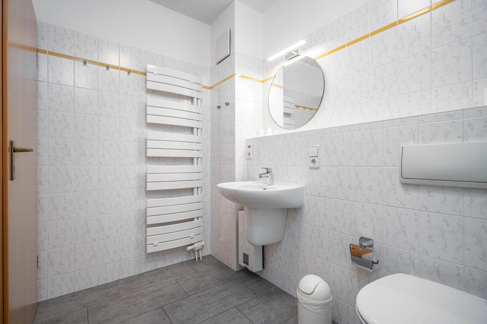 Bad mit Dusche, Waschmaschine und WC
