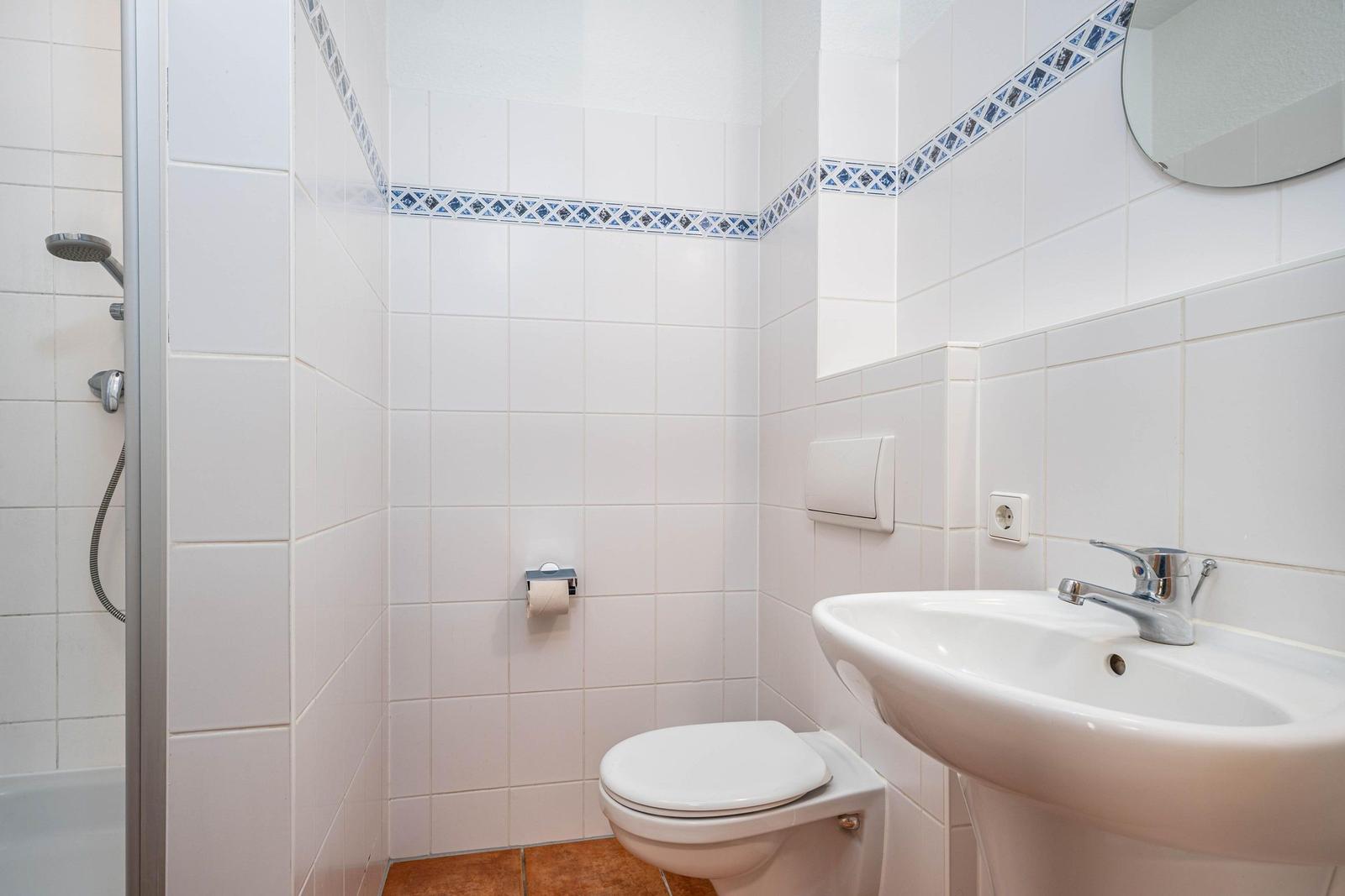 Bad mit Dusche und WC im EG