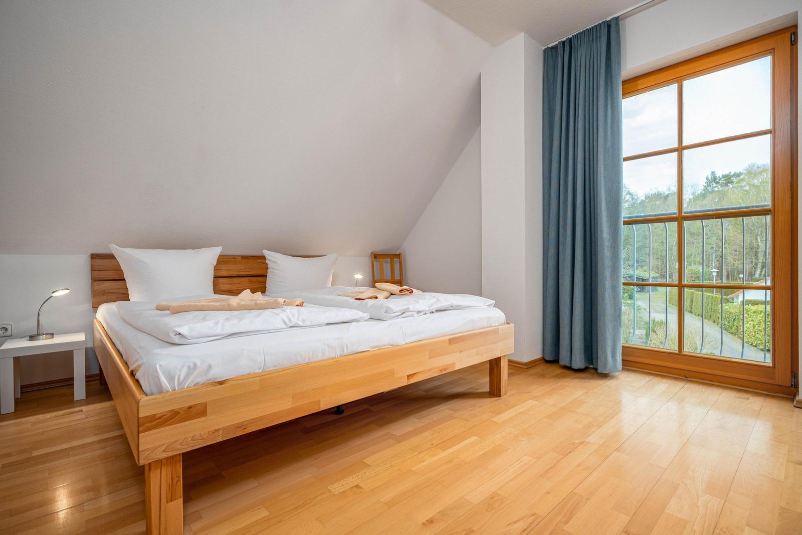 Schlafzimmer mit Doppelbett (OG)