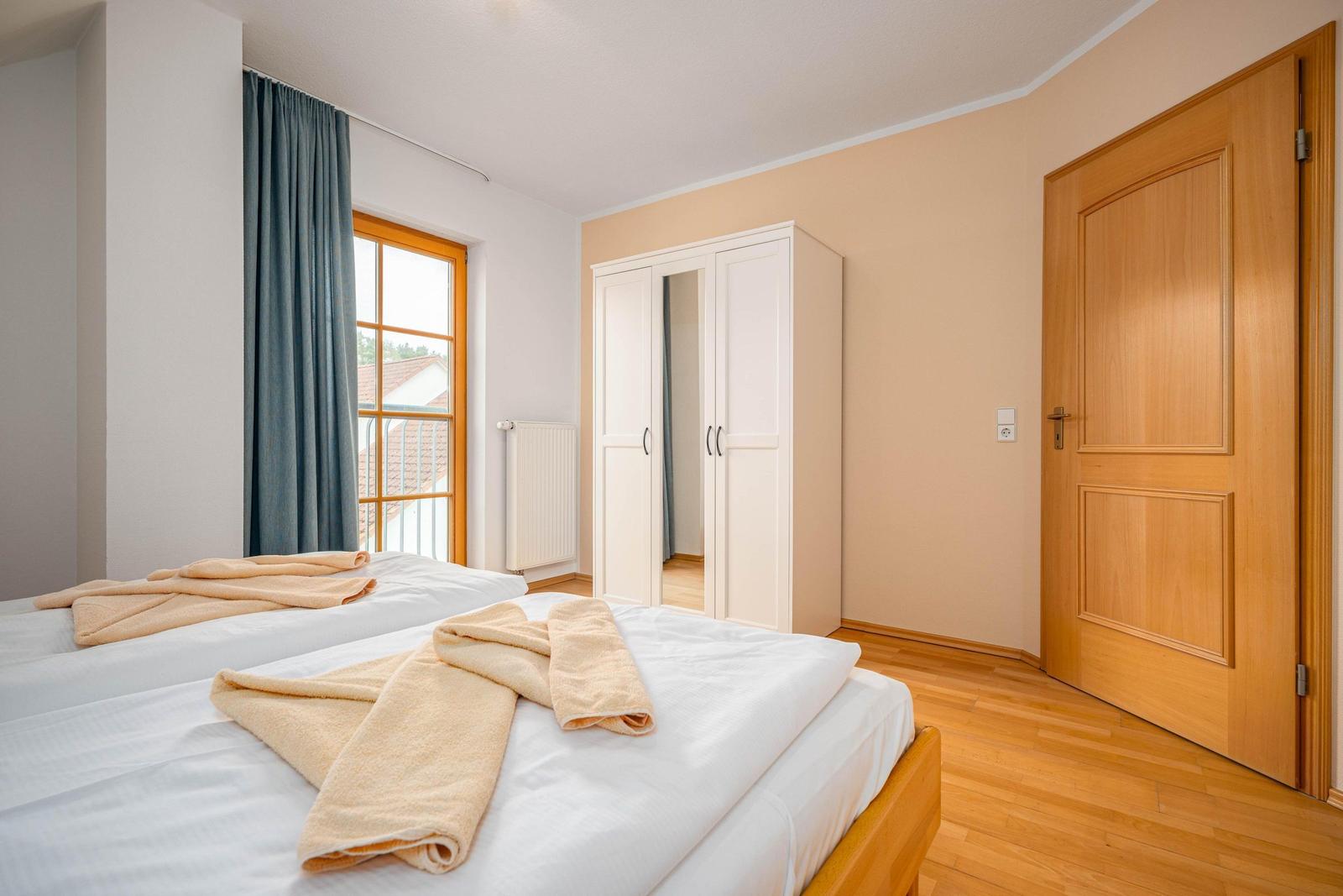 Schlafzimmer mit Doppelbett (OG)