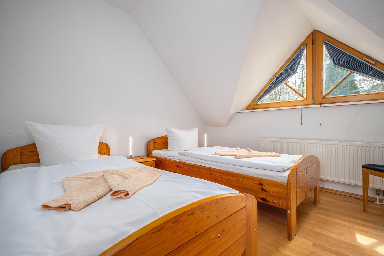 Schlafzimmer mit zwei Einzelbetten (OG)