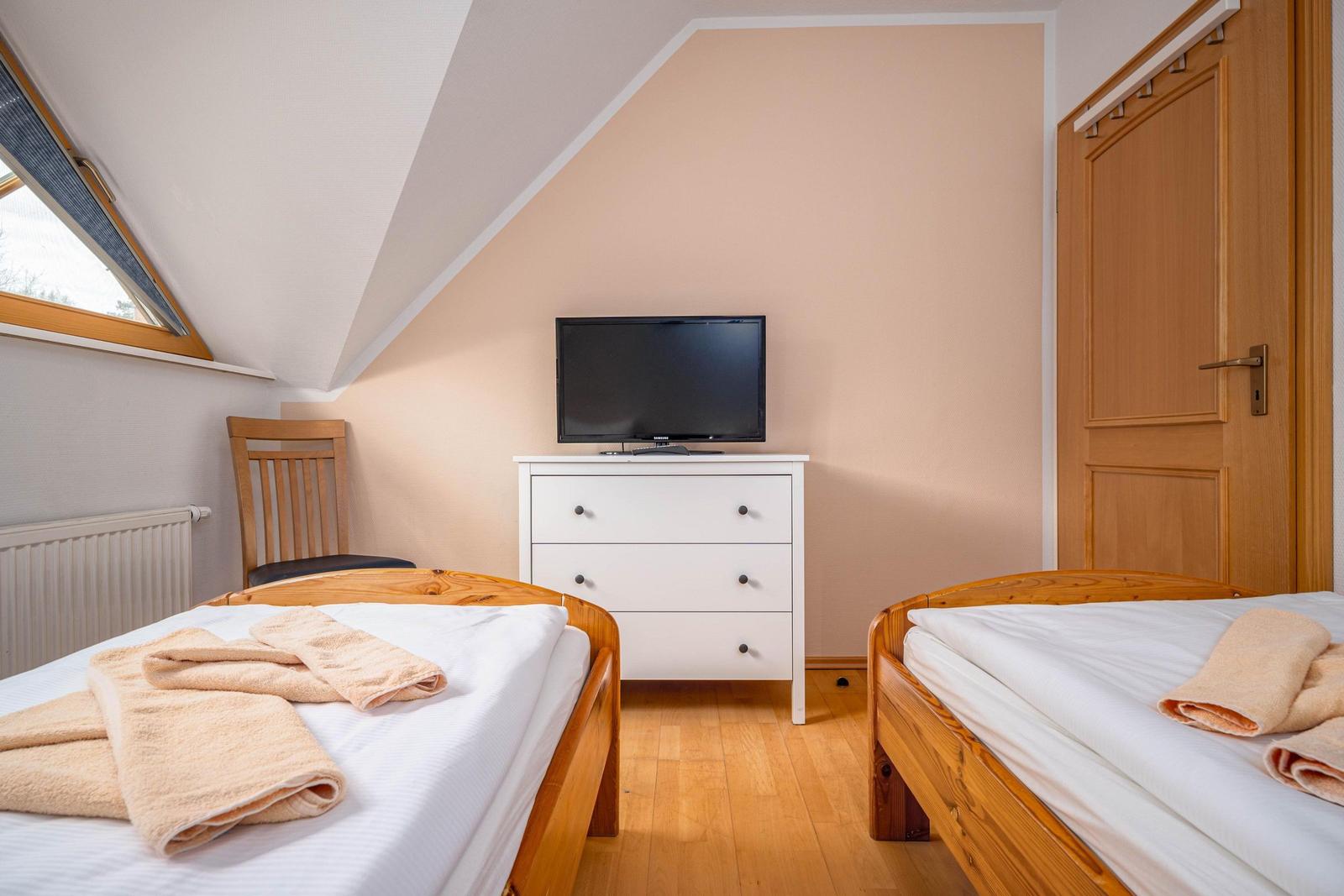 Schlafzimmer mit zwei Einzelbetten (OG)