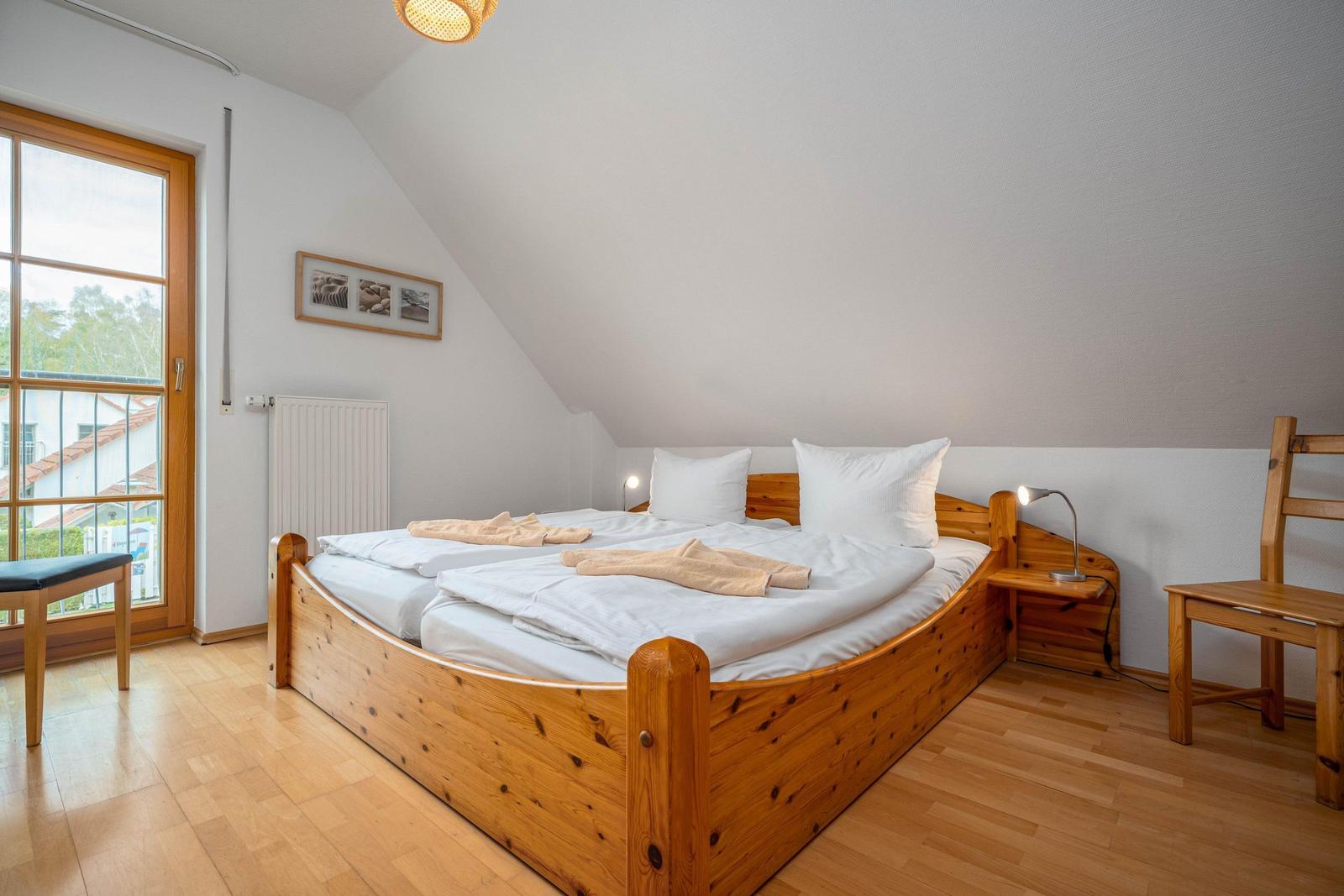 Schlafzimmer mit Doppelbett (OG)