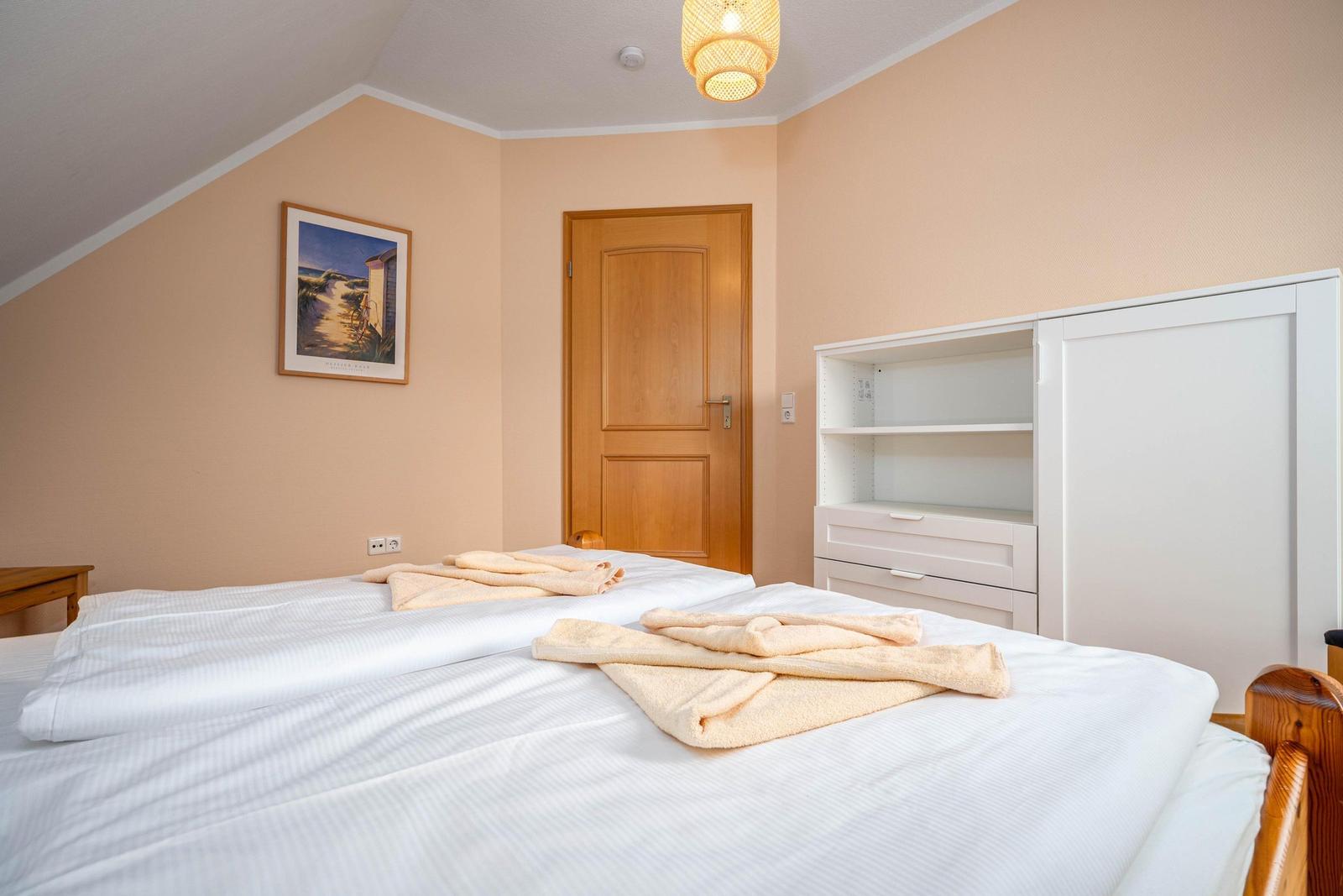 Schlafzimmer mit Doppelbett (OG)