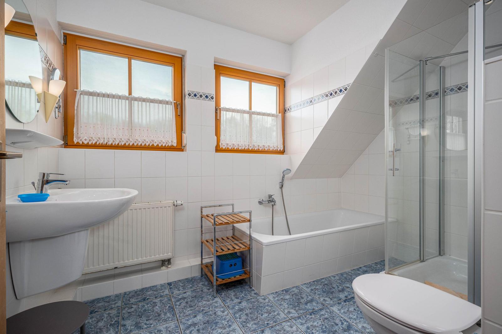 Bad mit Dusche, WC und Badewanne