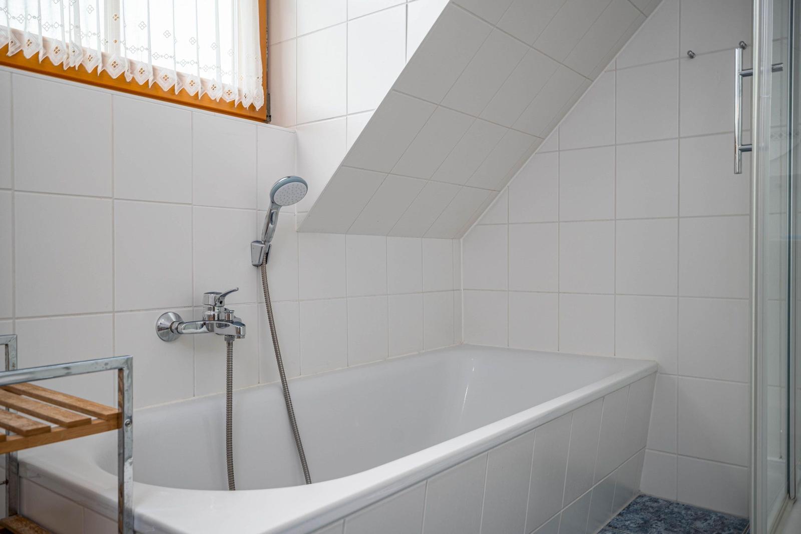 Bad mit Dusche, WC und Badewanne