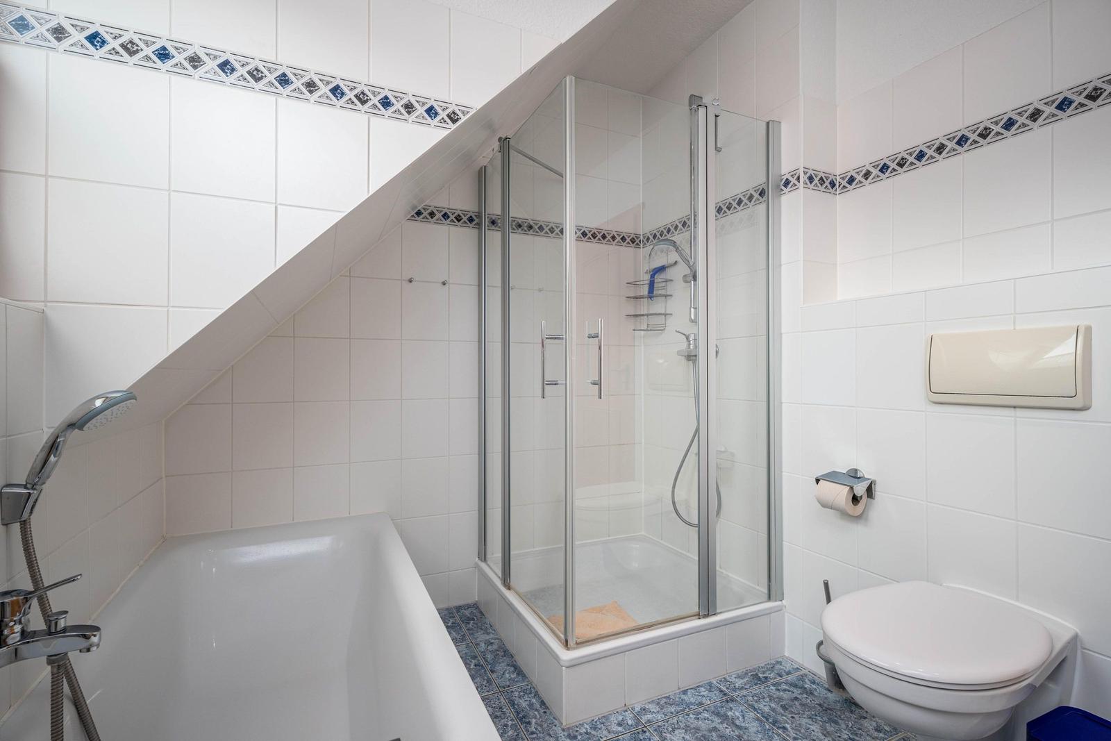 Bad mit Dusche, WC und Badewanne