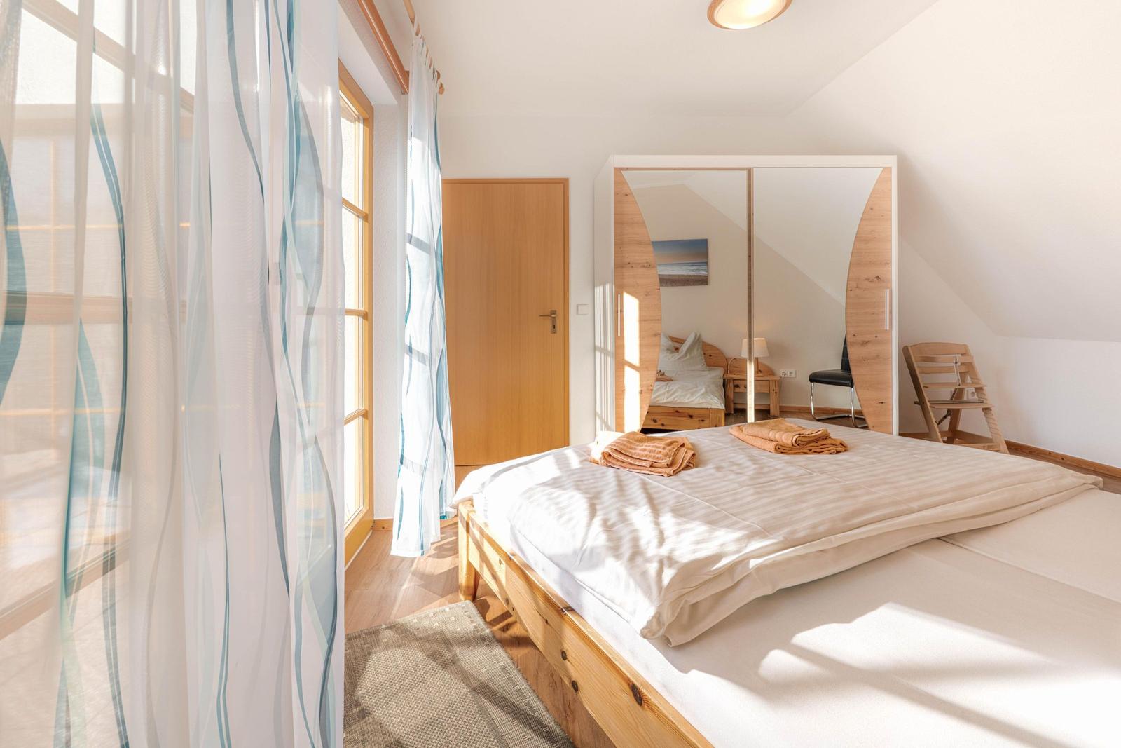 Schlafzimmer mit Doppelbett und Kleiderschrank