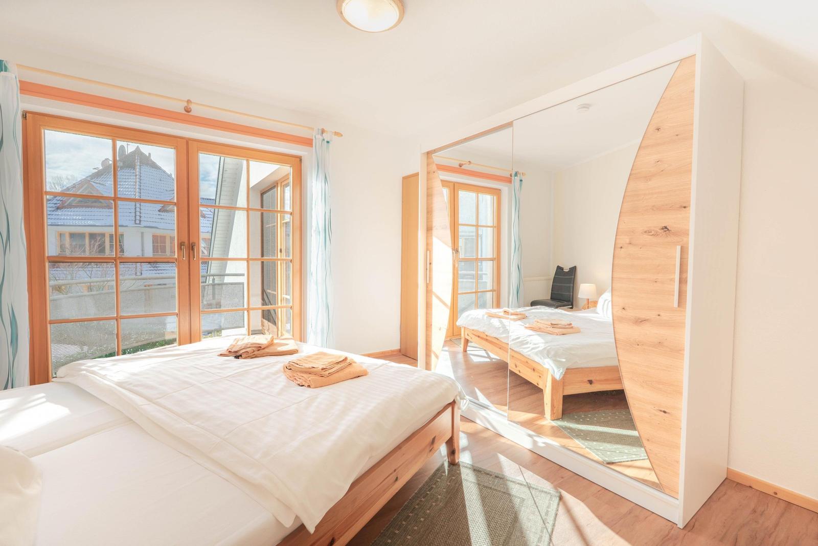 Schlafzimmer mit Doppelbett und Kleiderschrank