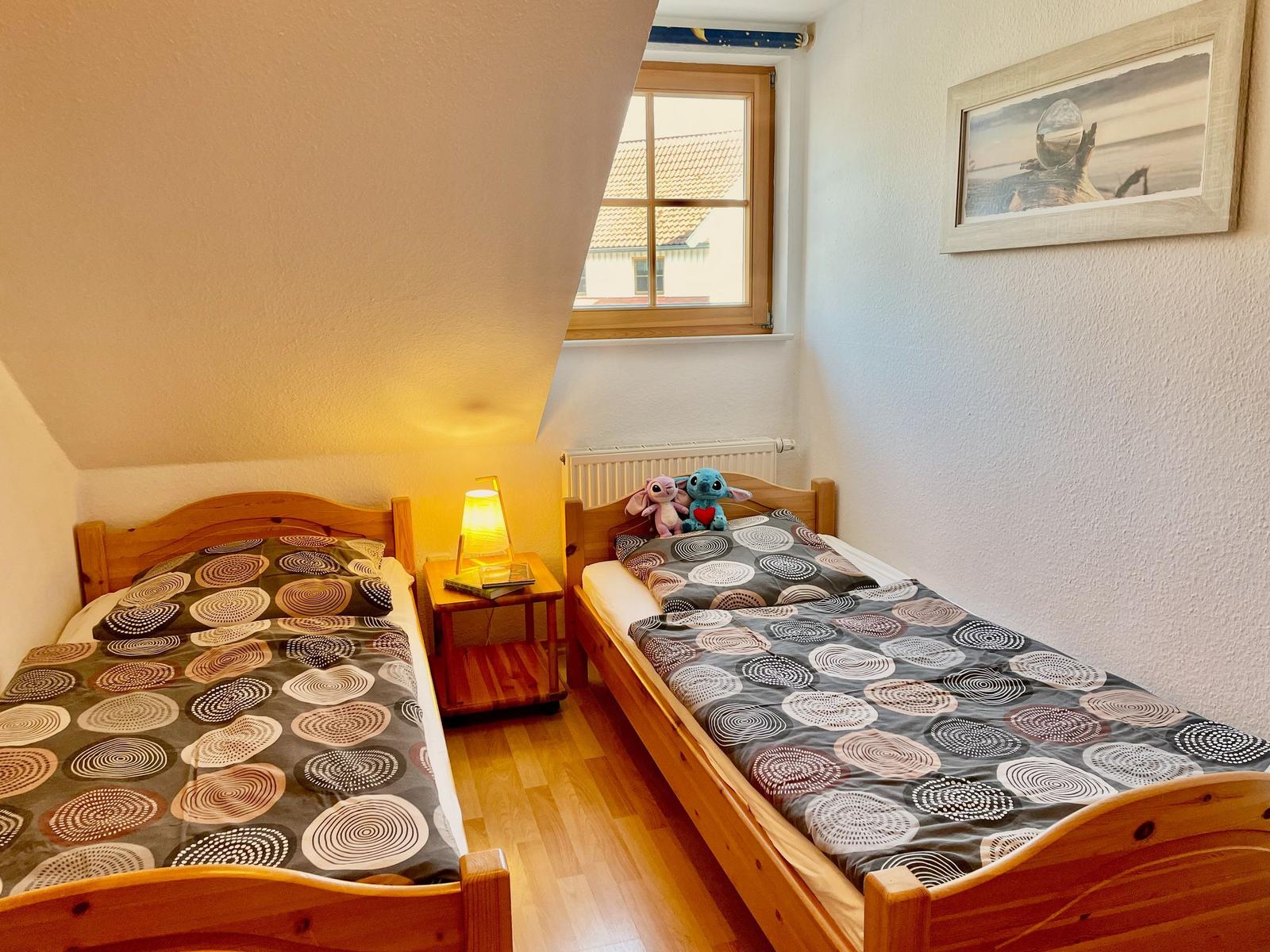 Schlafzimmer mit zwei Einzelbetten