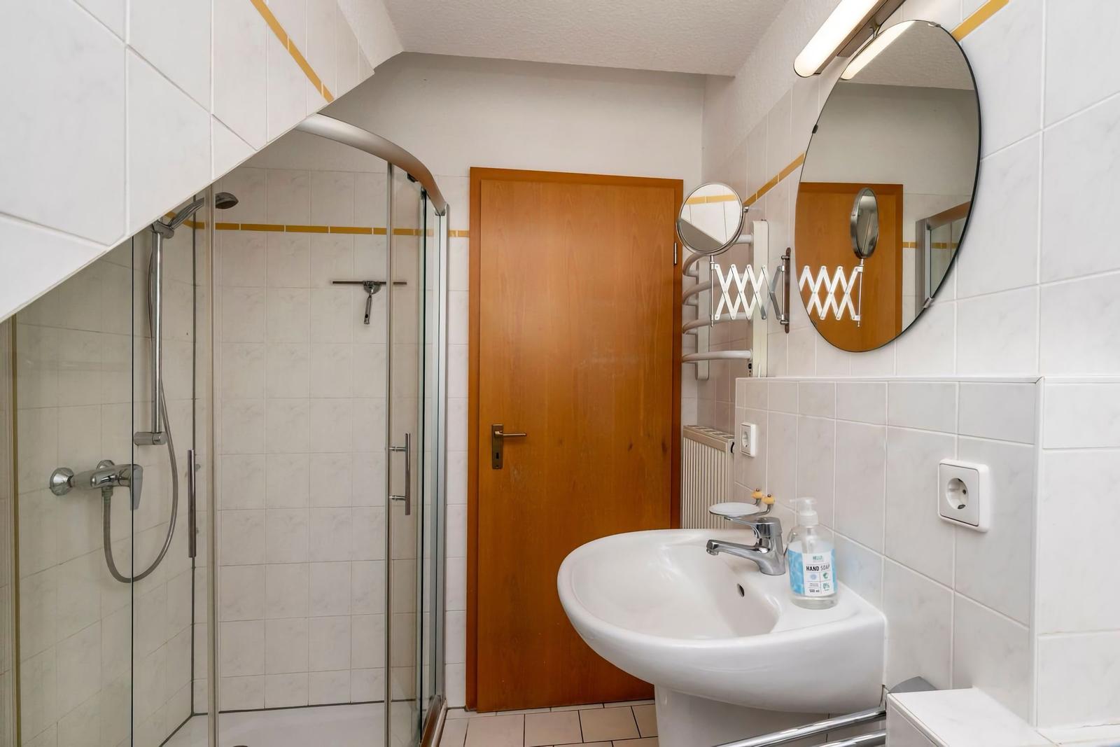 Badezimmer mit Dusche