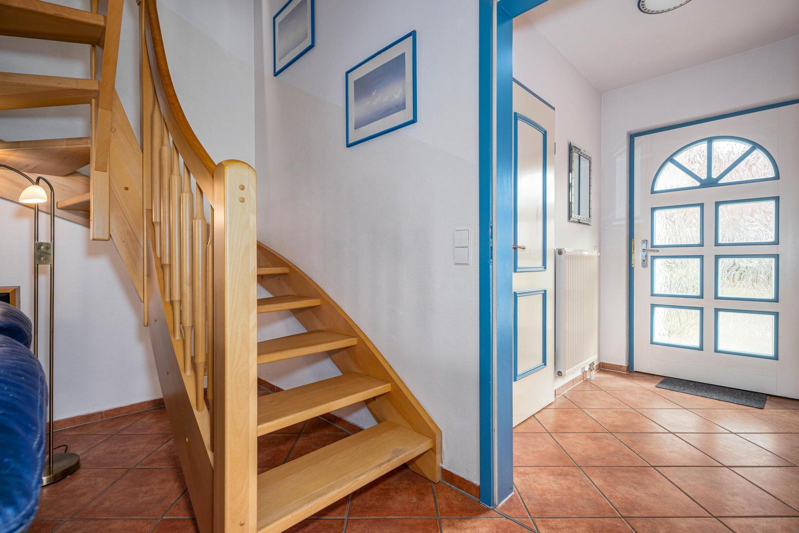 Wohnungseingang/ Flur und Treppe zum OG