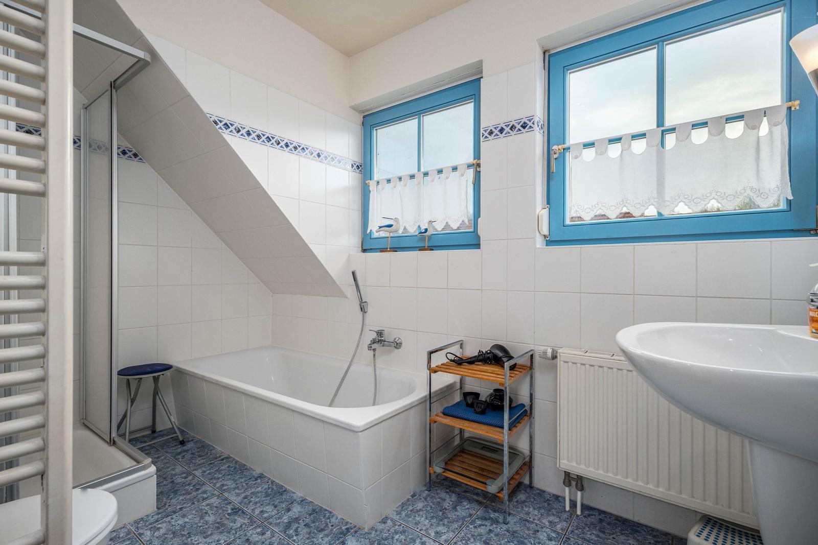 Bad mit Dusche, Badewanne und WC