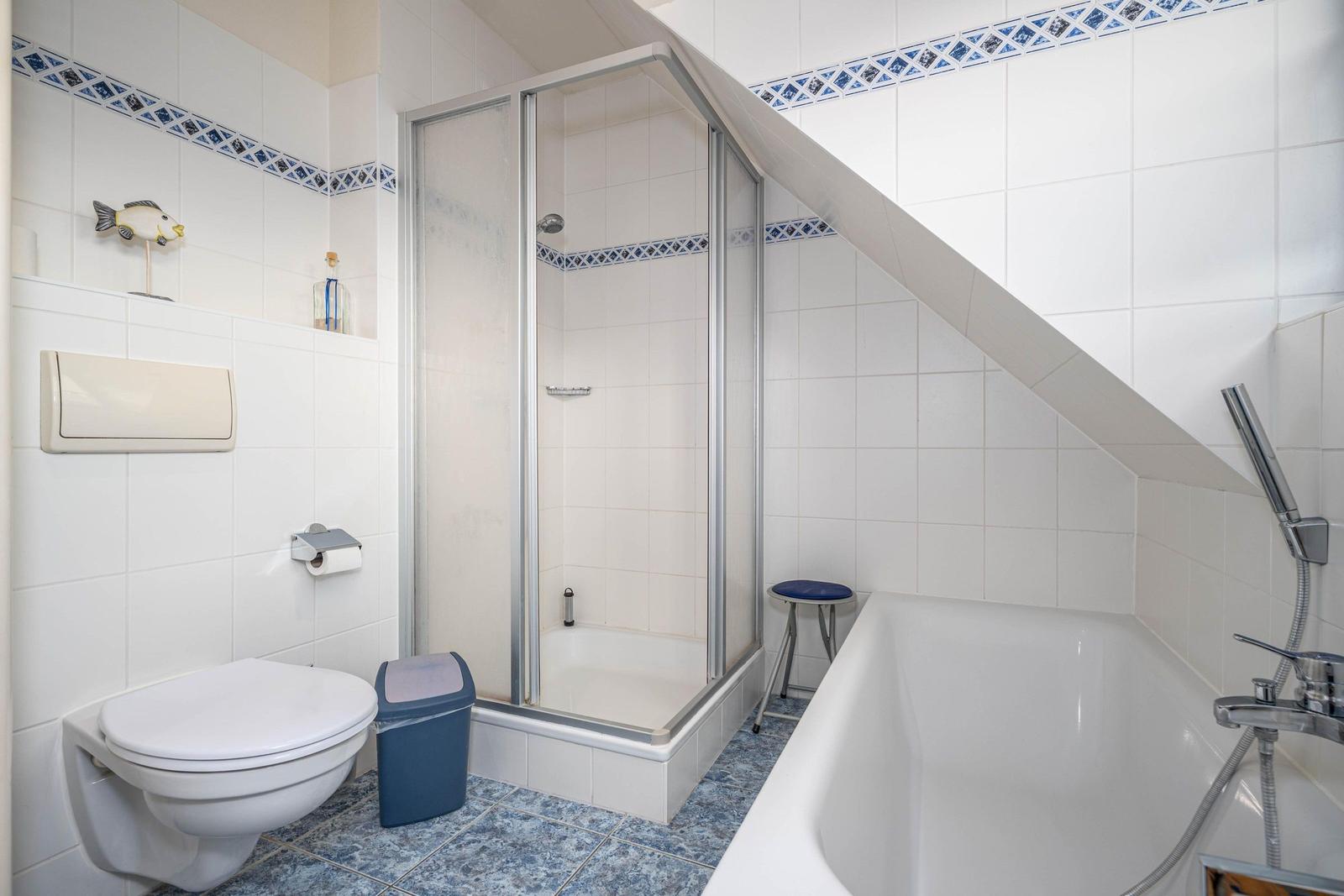 Bad mit Dusche, Badewanne und WC