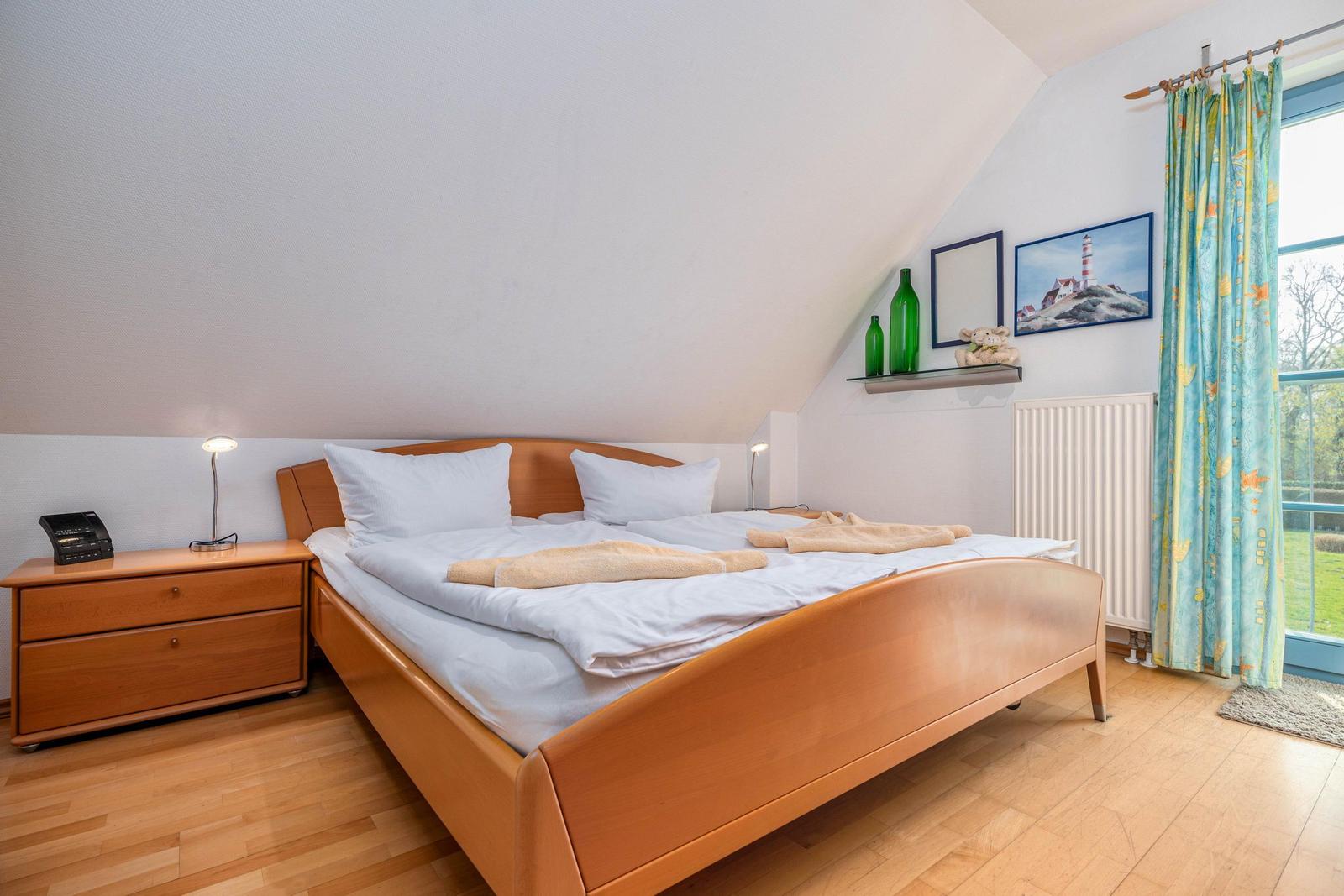 Schlafzimmer mit Doppelbett (OG)