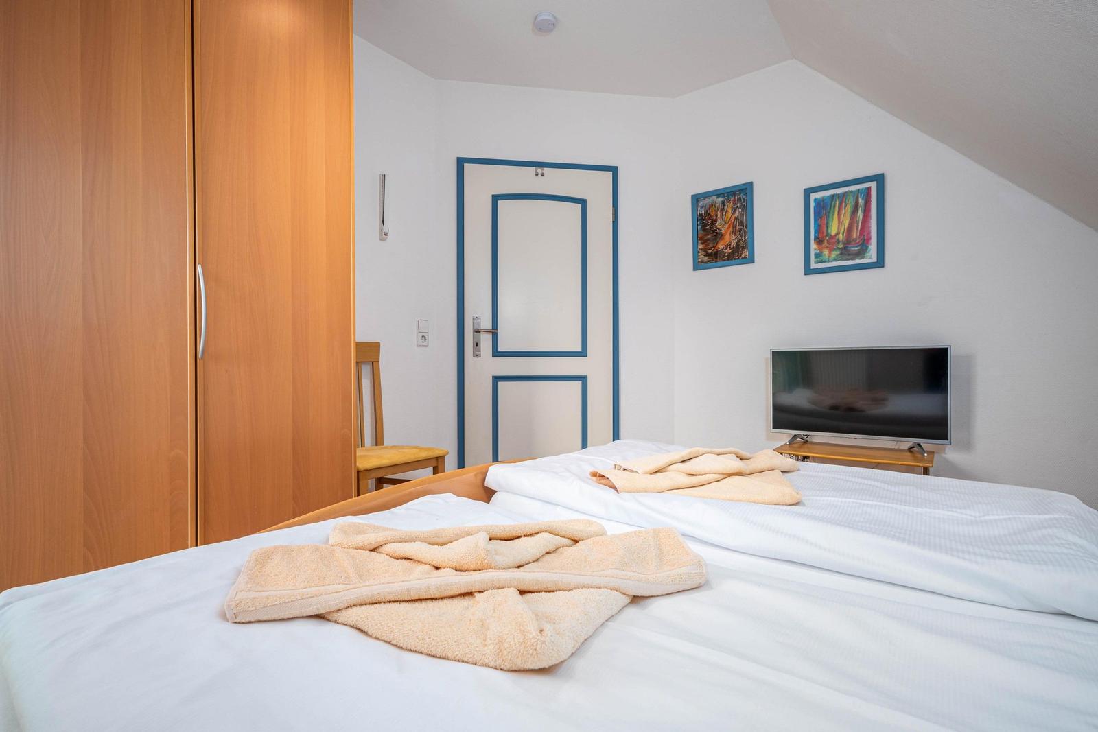 Schlafzimmer mit TV und Doppelbett (OG)