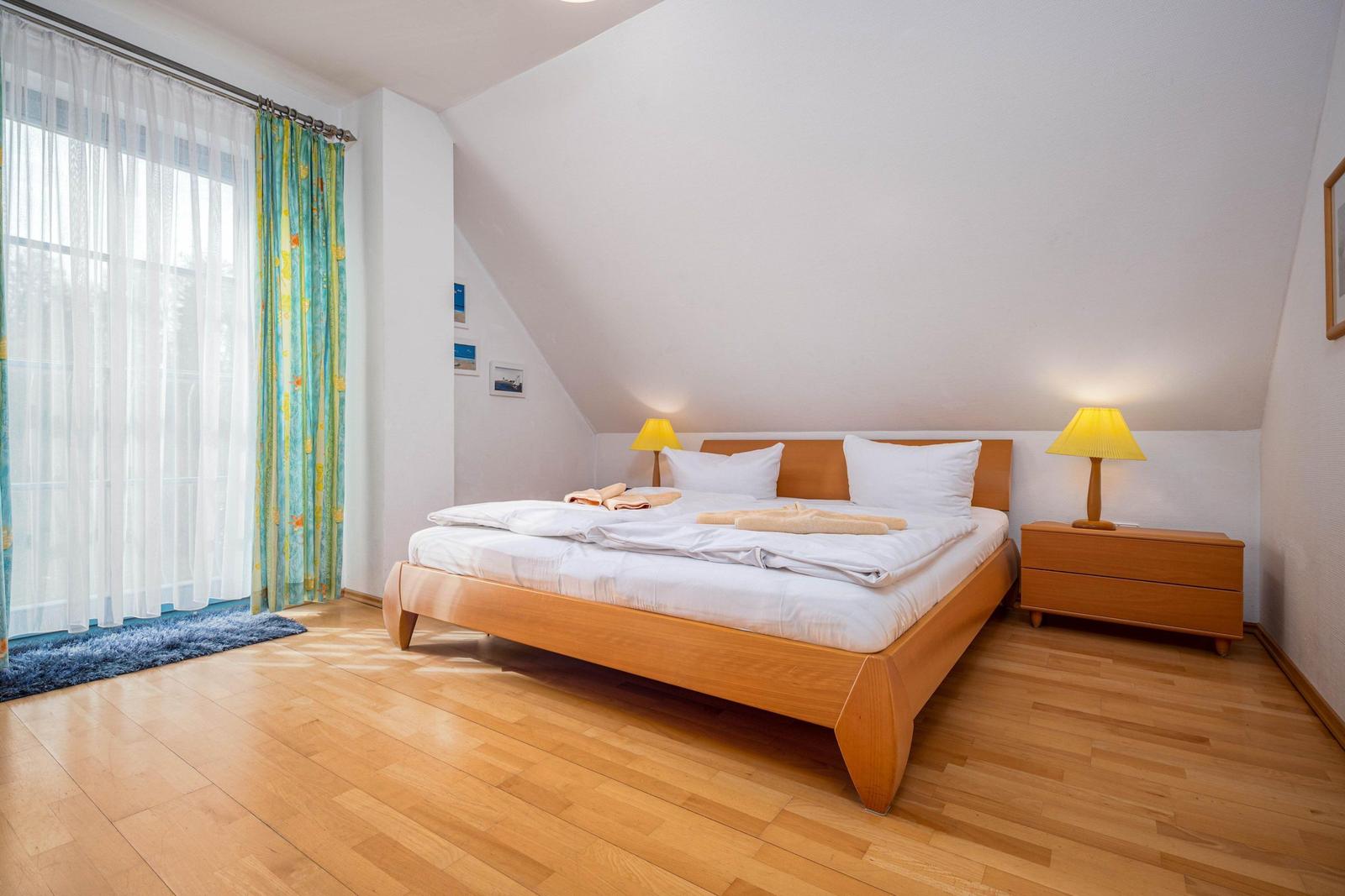 Schlafzimmer mit Doppelbett (OG)