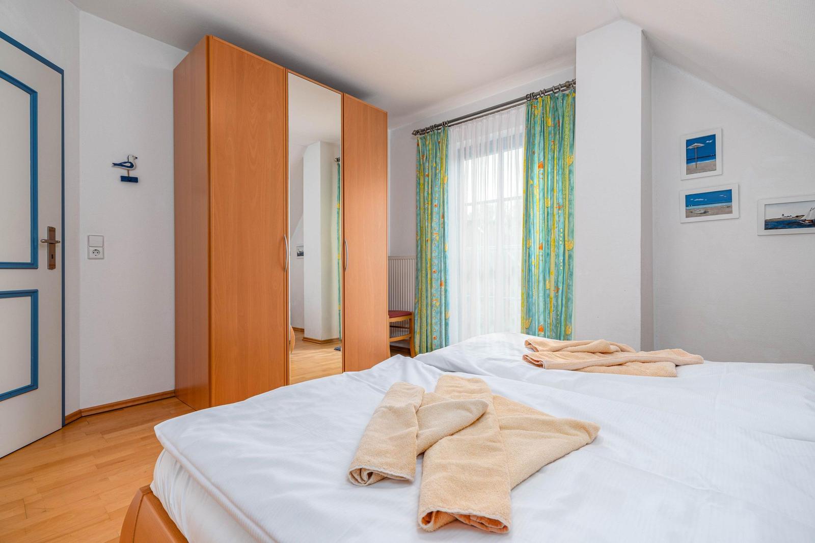 Schlafzimmer mit Doppelbett (OG)