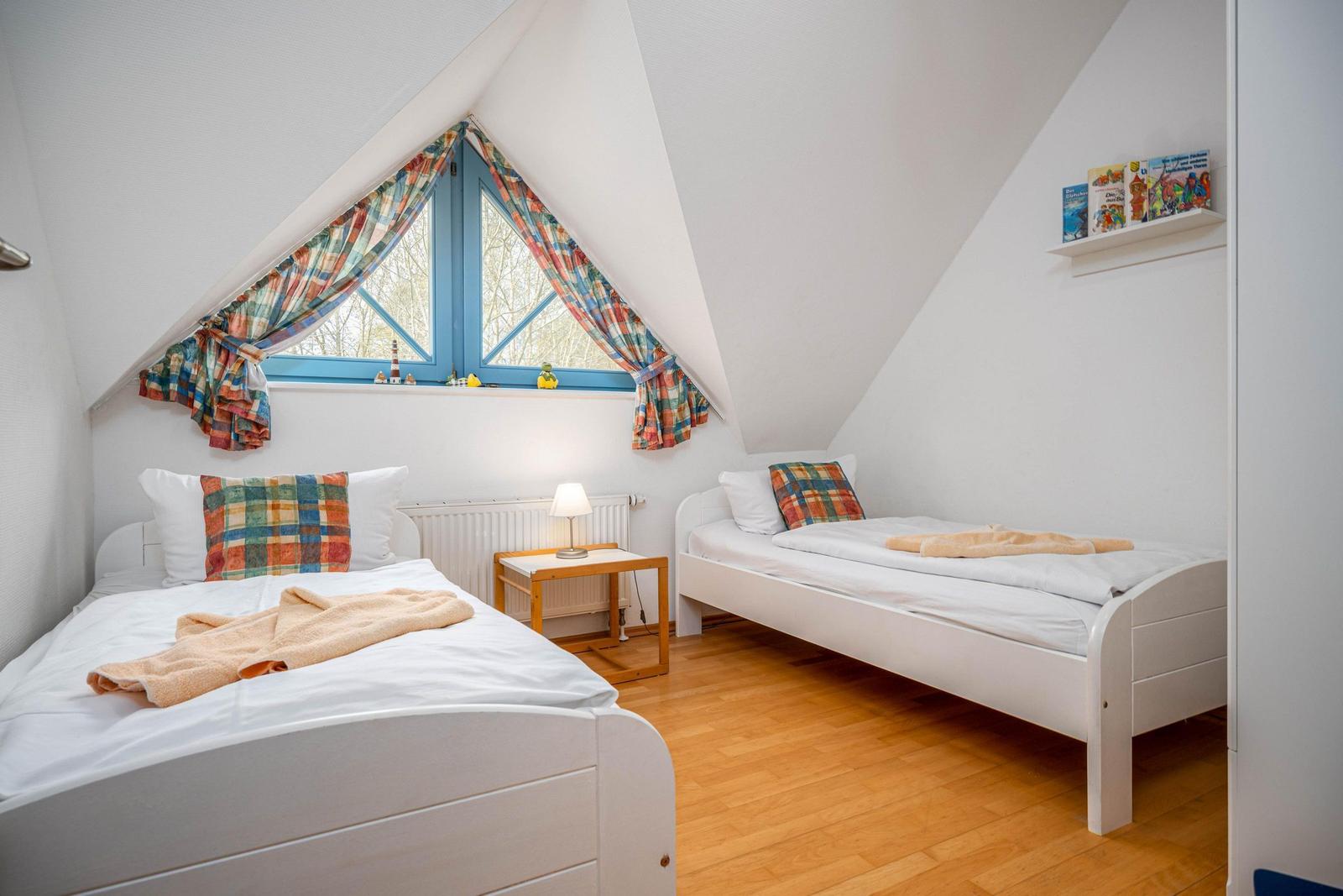 Schlafzimmer mit zwei Einzelbetten (OG)