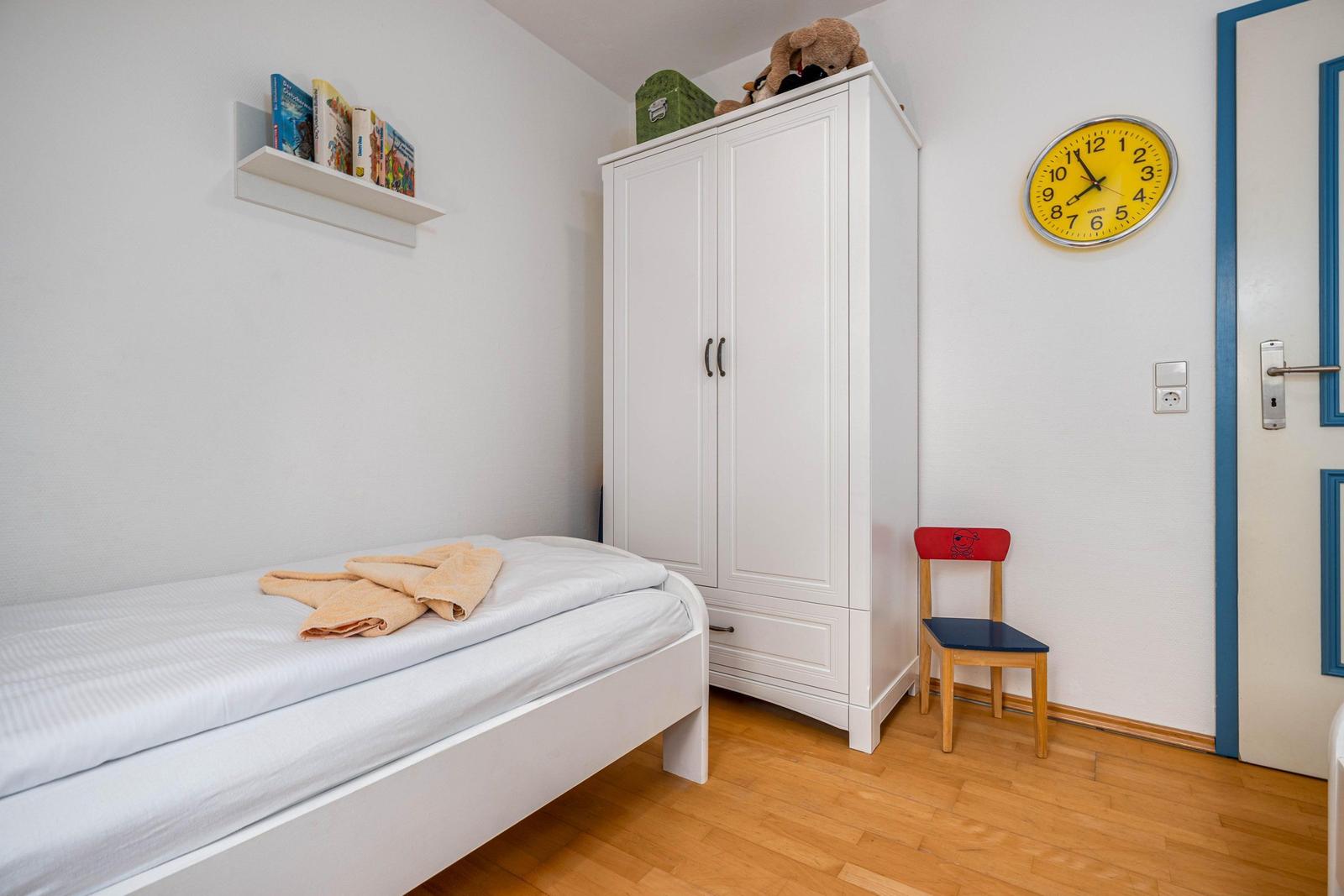 Schlafzimmer mit zwei Einzelbetten (OG)