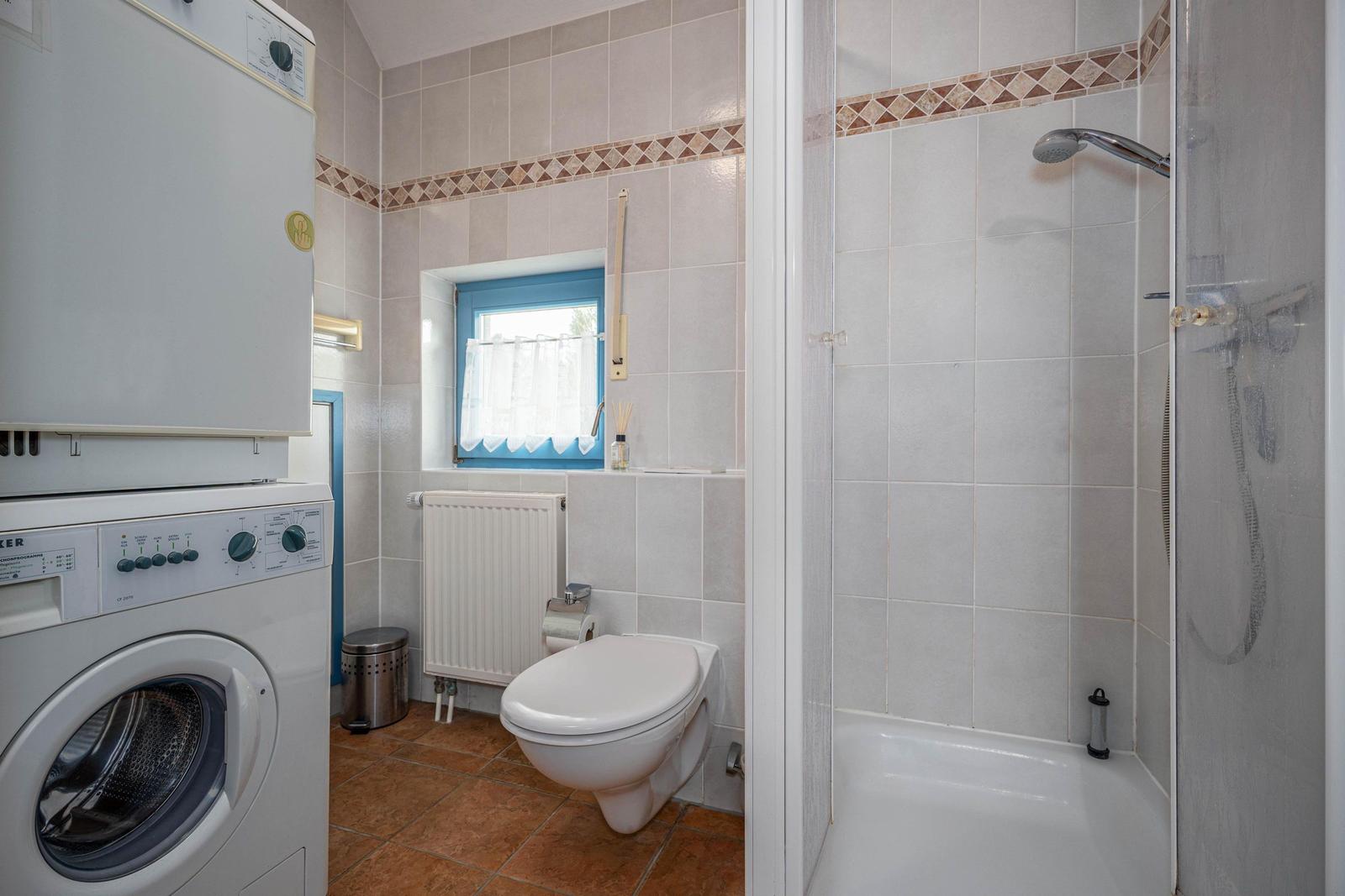 Bad mit Dusche, Waschmaschine und Trockner
