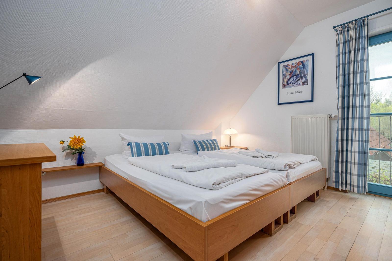 Schlafzimmer mit Doppelbett