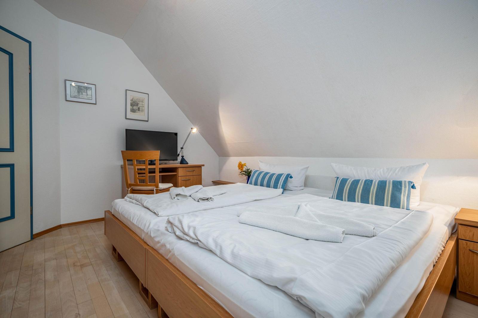 Schlafzimmer mit Doppelbett