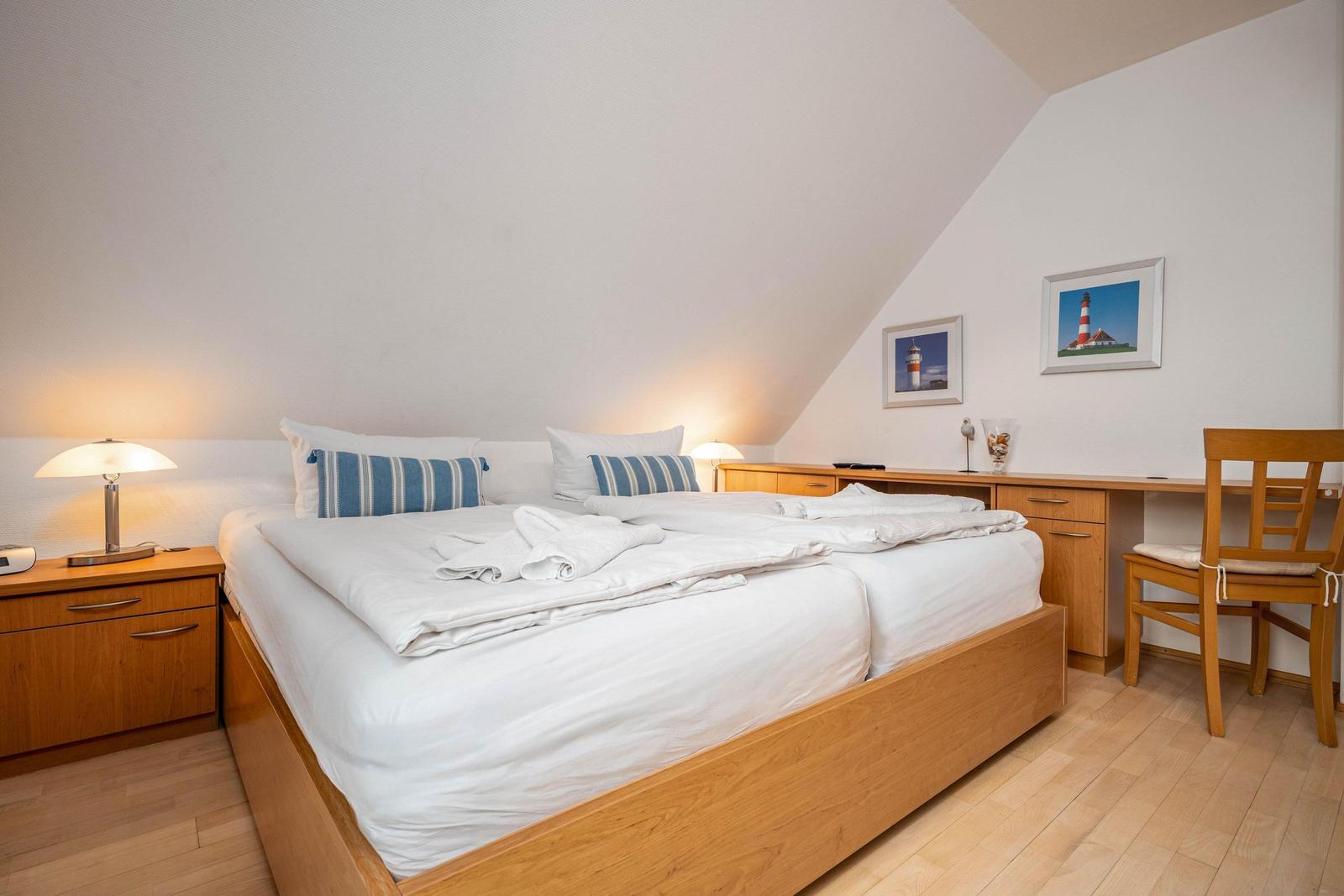 Schlafzimmer mit Doppelbett