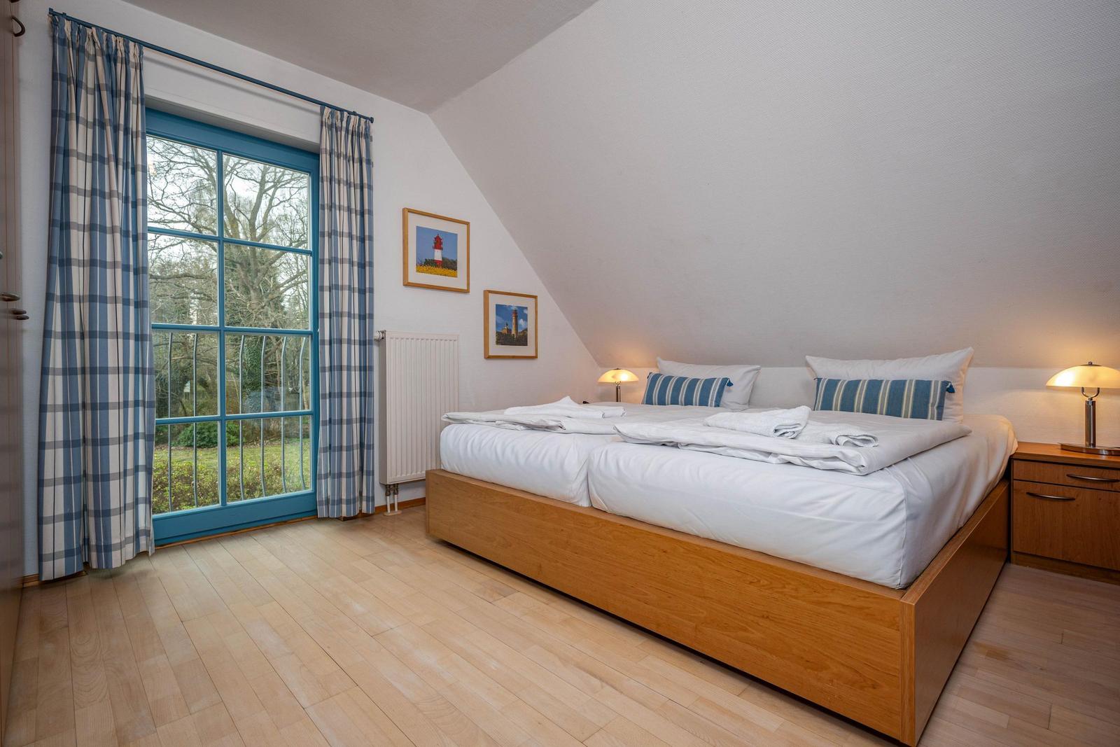 Schlafzimmer mit Doppelbett