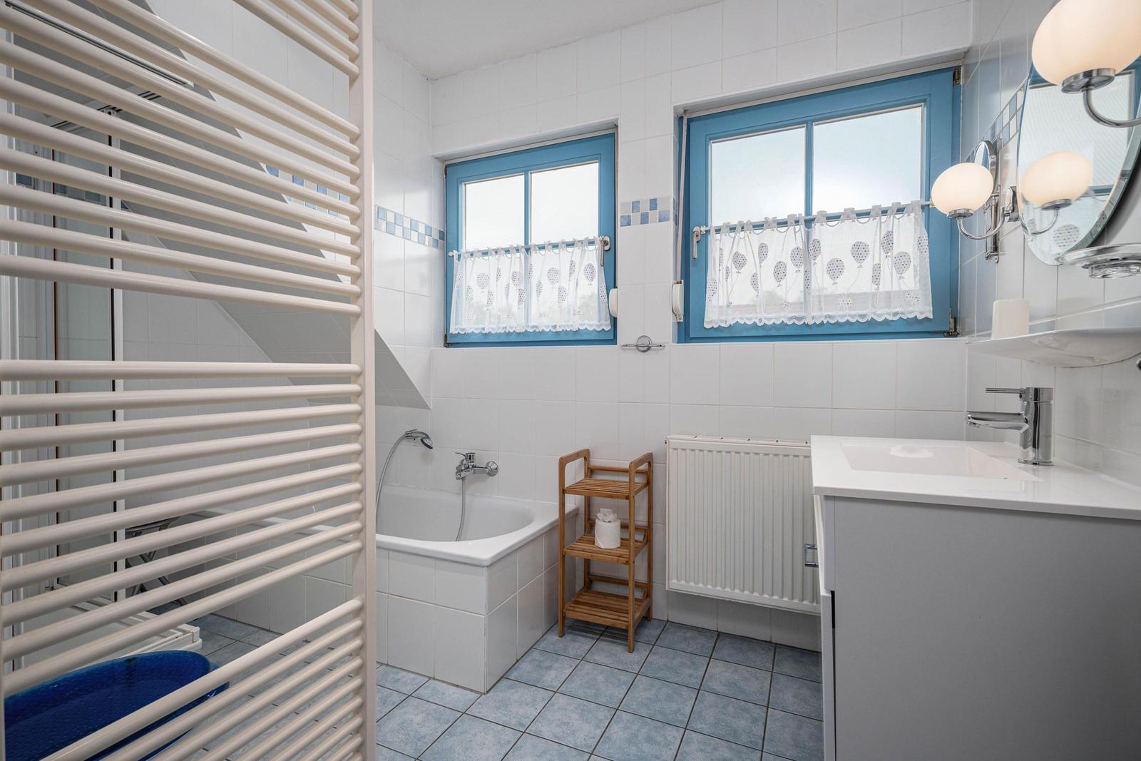 Bad mit WC, Badewanne und Dusche
