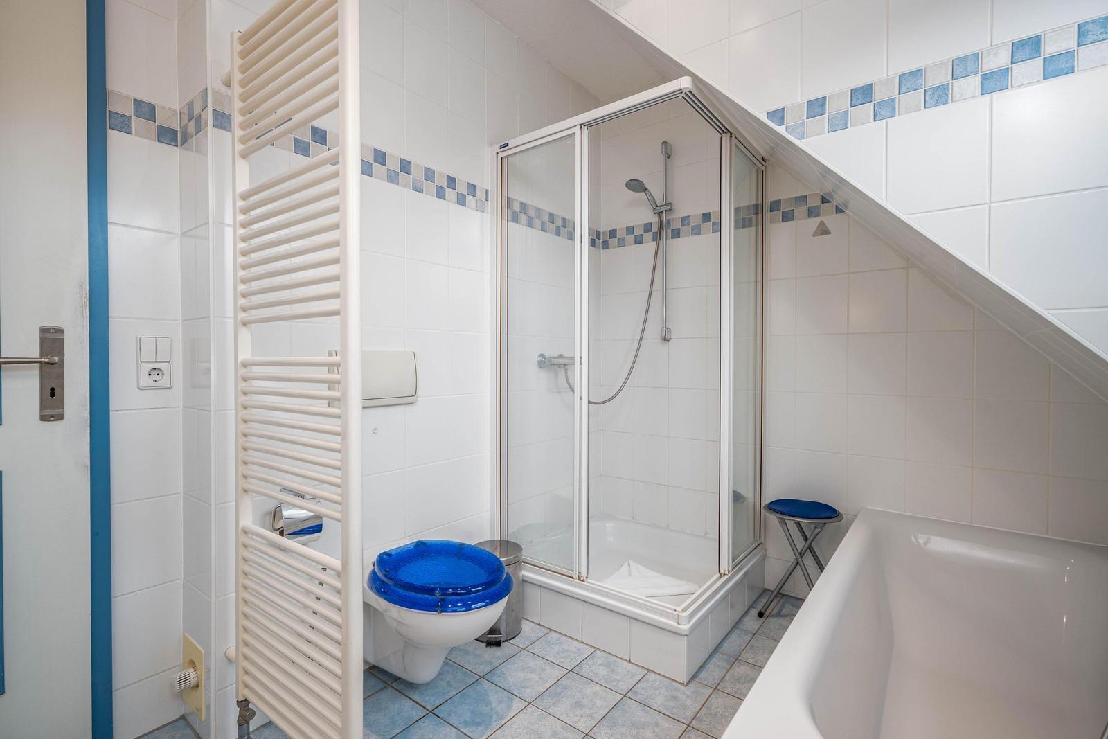 Bad mit WC, Badewanne und Dusche