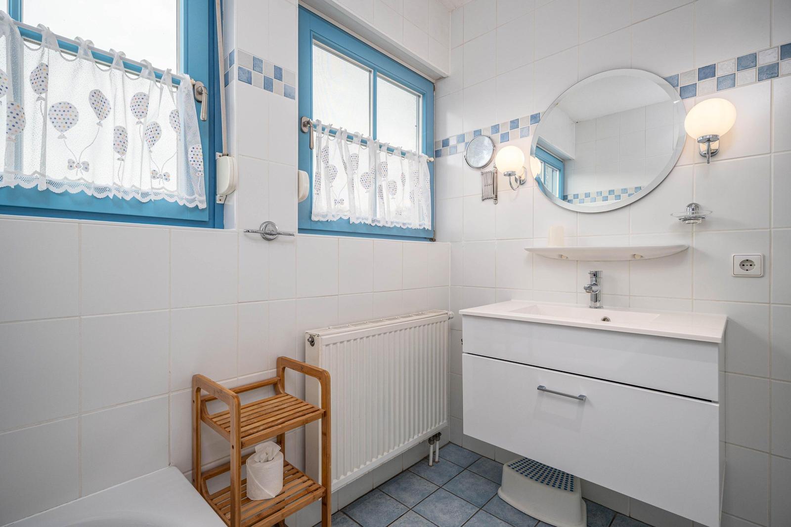 Bad mit WC, Badewanne und Dusche