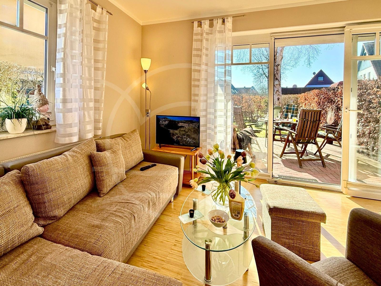 Wohnbereich mit Blick zur Terrasse