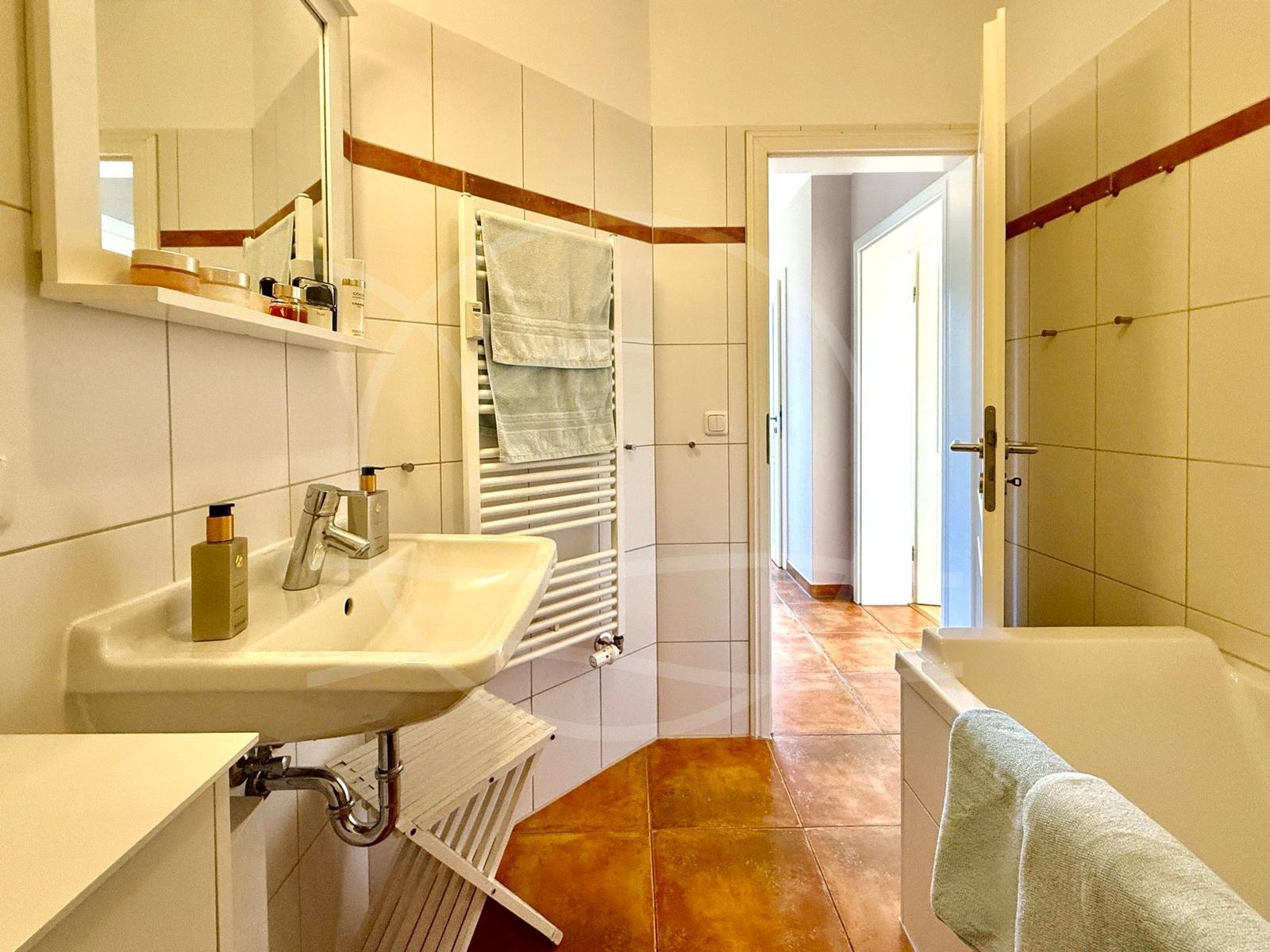 Badezimmer mit Waschbecken