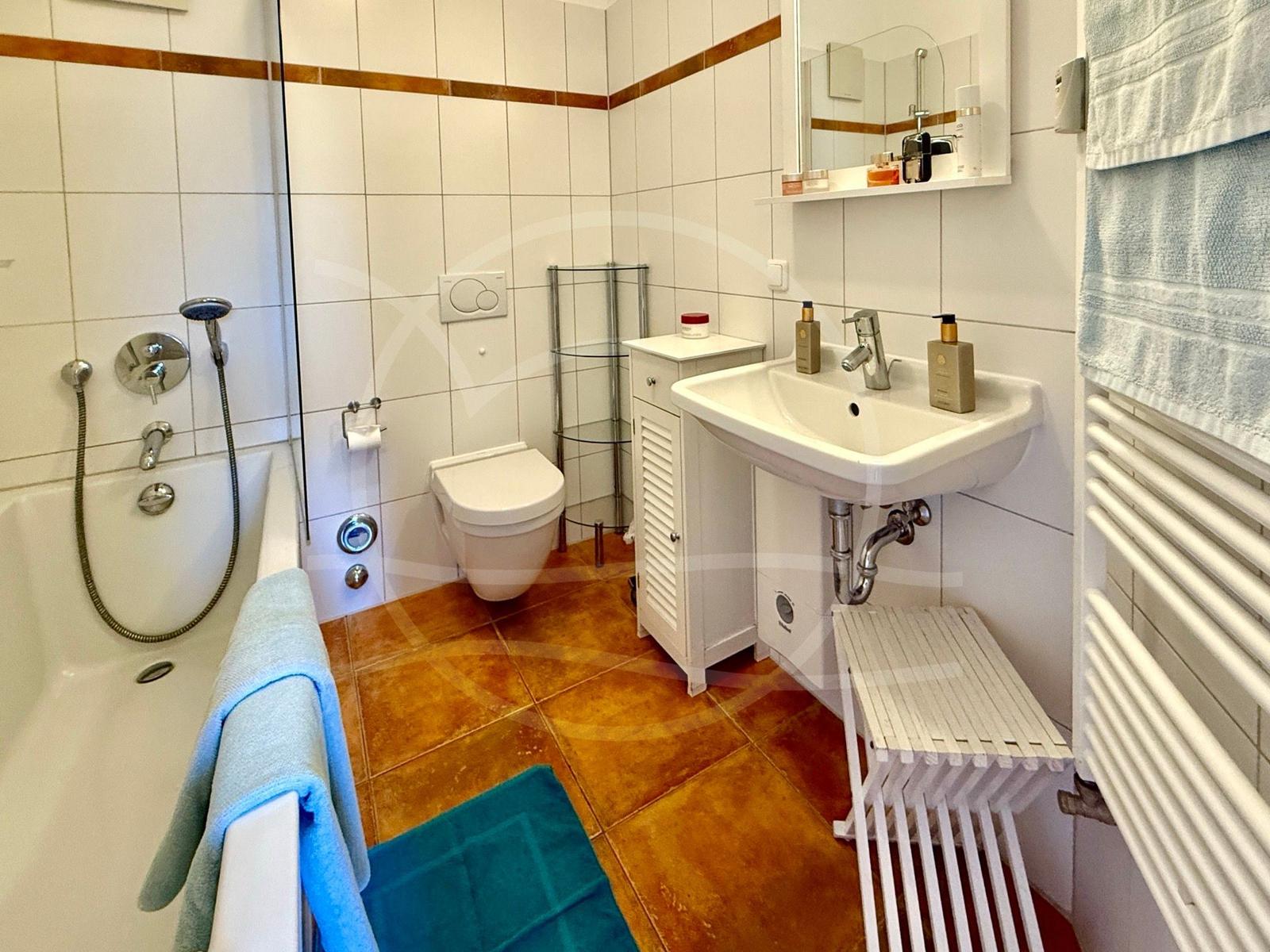 Badezimmer mit Badewanne