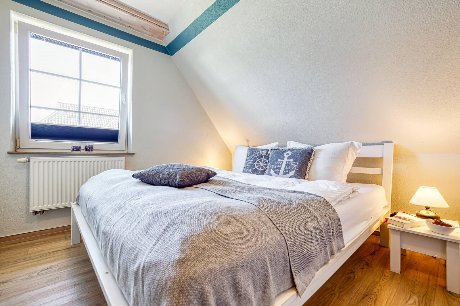 Schlafzimmer mit Doppelbett