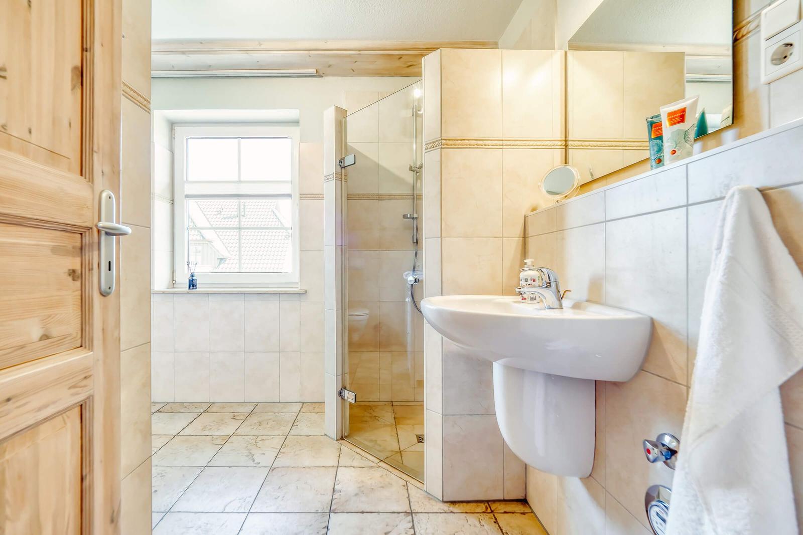 Bad mit WC, Dusche und Waschmaschine