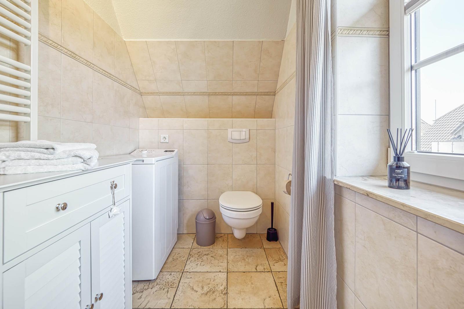 Bad mit WC, Dusche und Waschmaschine