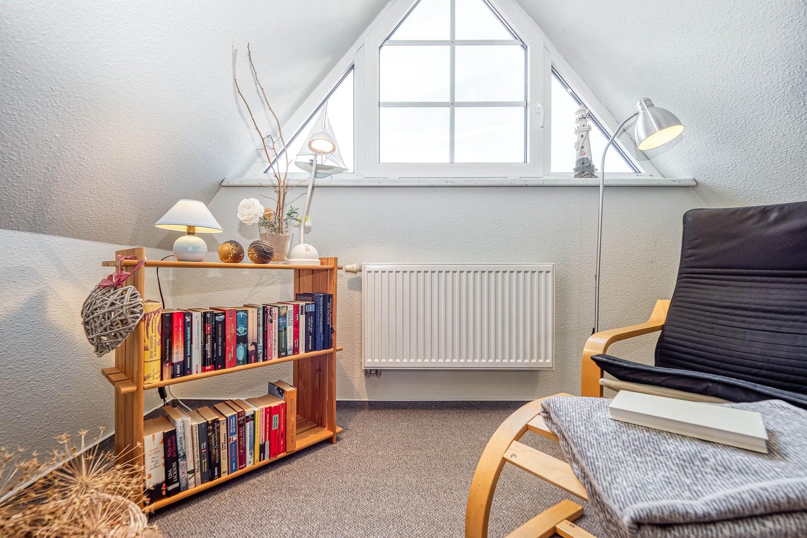 Leseecke mit Bücherregal