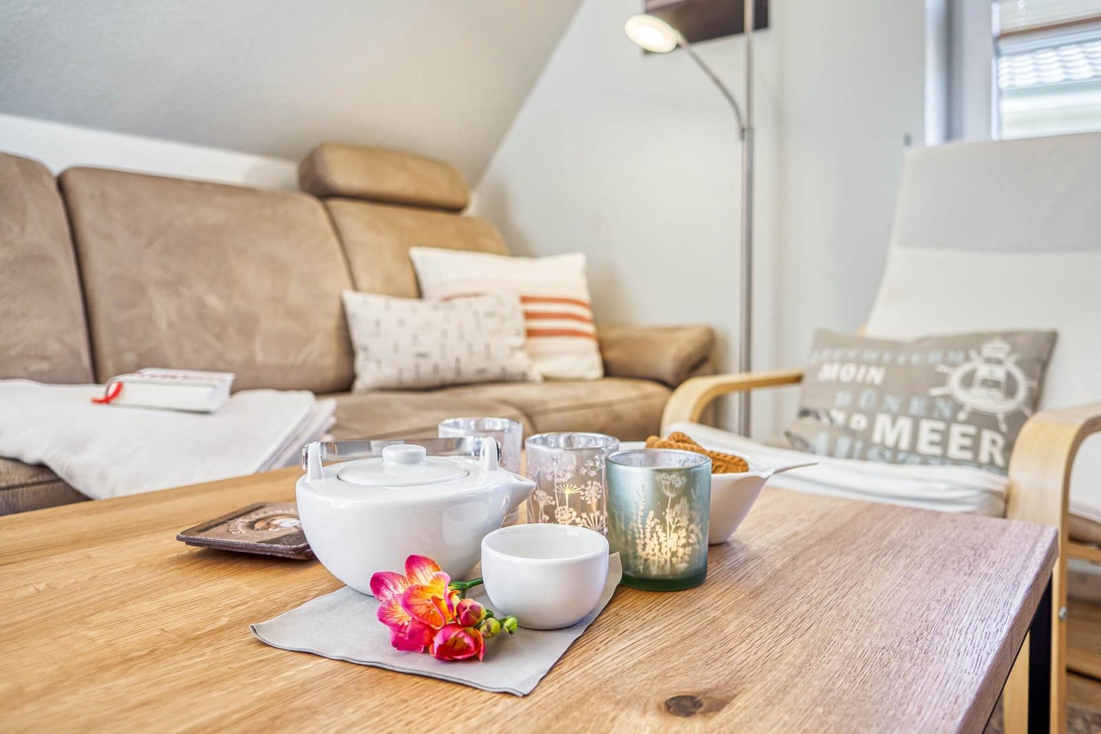 Ein Wohnzimmer mit Sofa, Couchtisch und dekorativen Gegenständen.