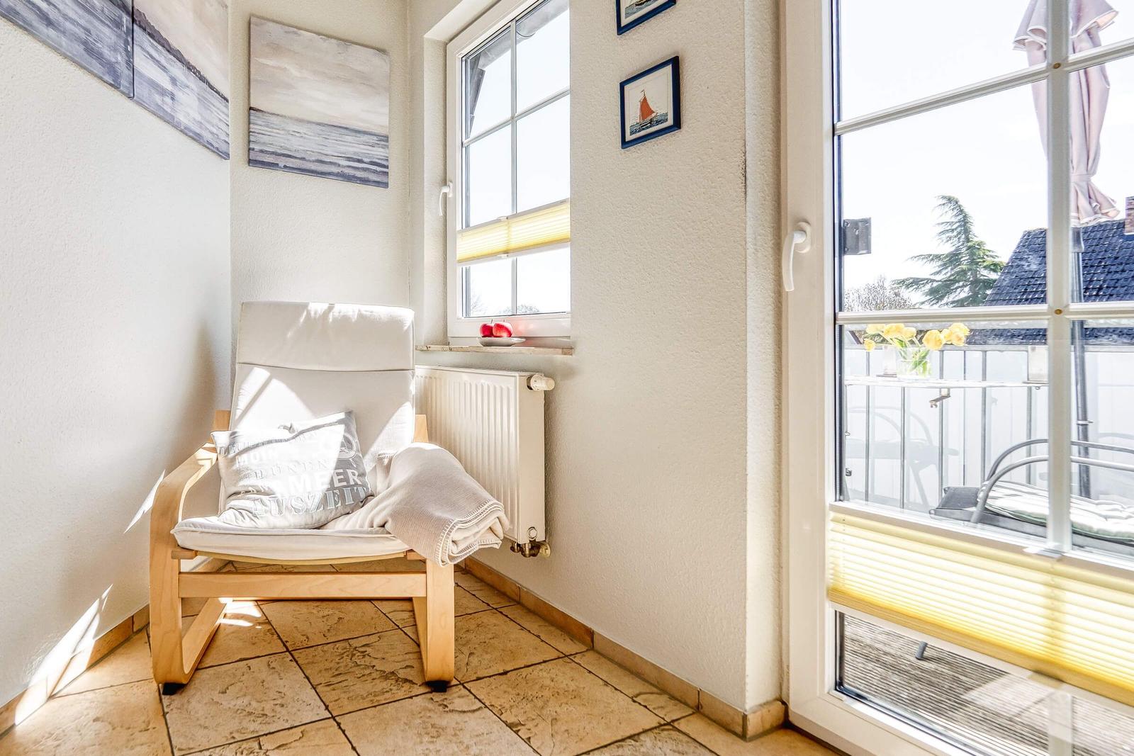 Wohnbereich mit Zugang zum Balkon