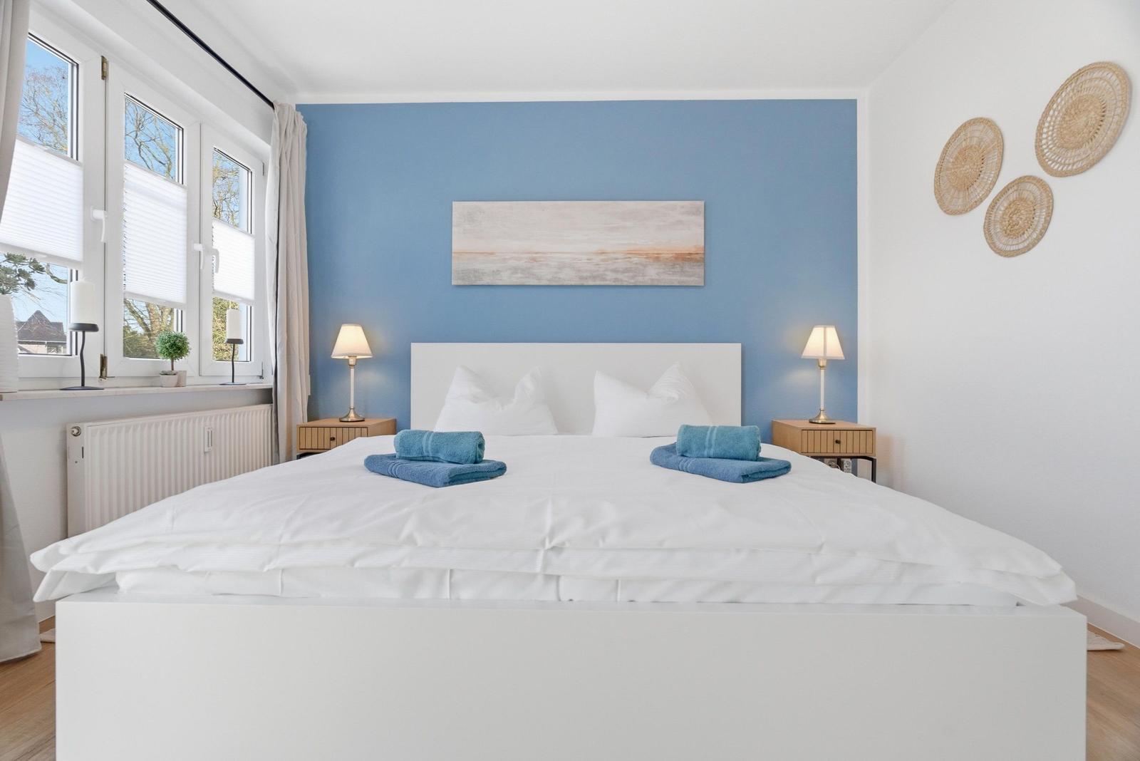Großes Schlafzimmer mit Doppelbett