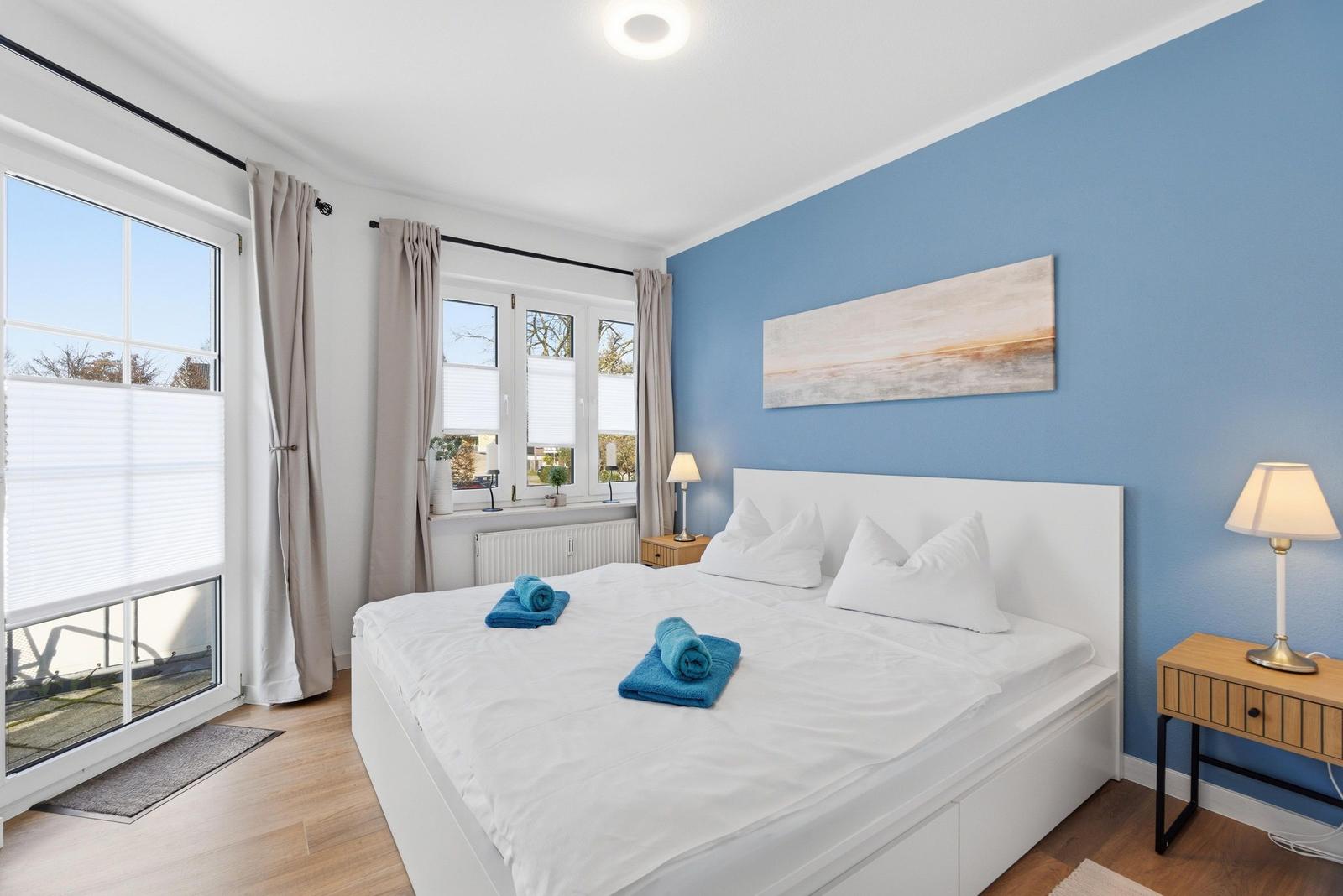 Großes Schlafzimmer mit Doppelbett