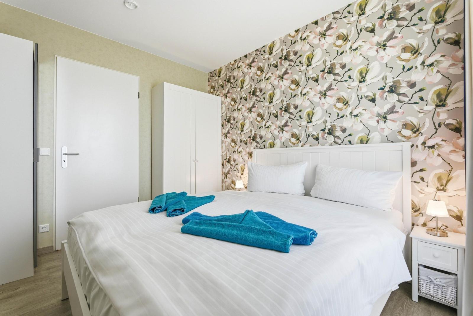 Schlafzimmer mit Doppelbett und Kleiderschrank