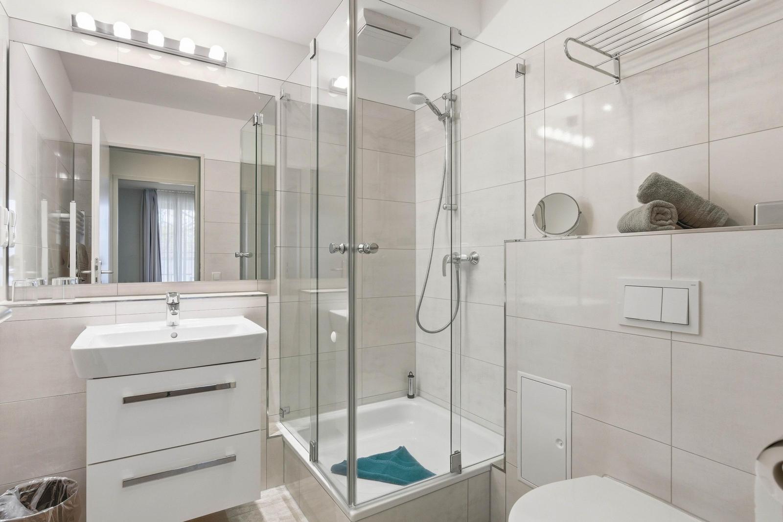 Bad mit Dusche und WC