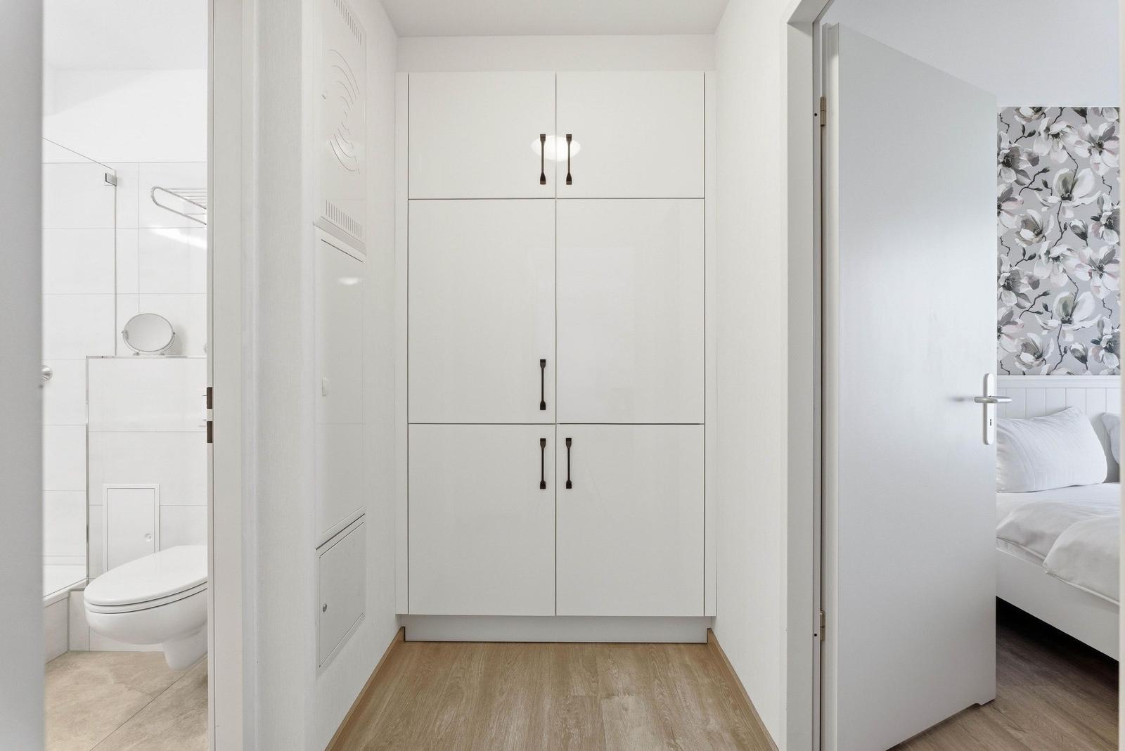 Flur mit Stauraum vor dem Schlafzimmer/Bad