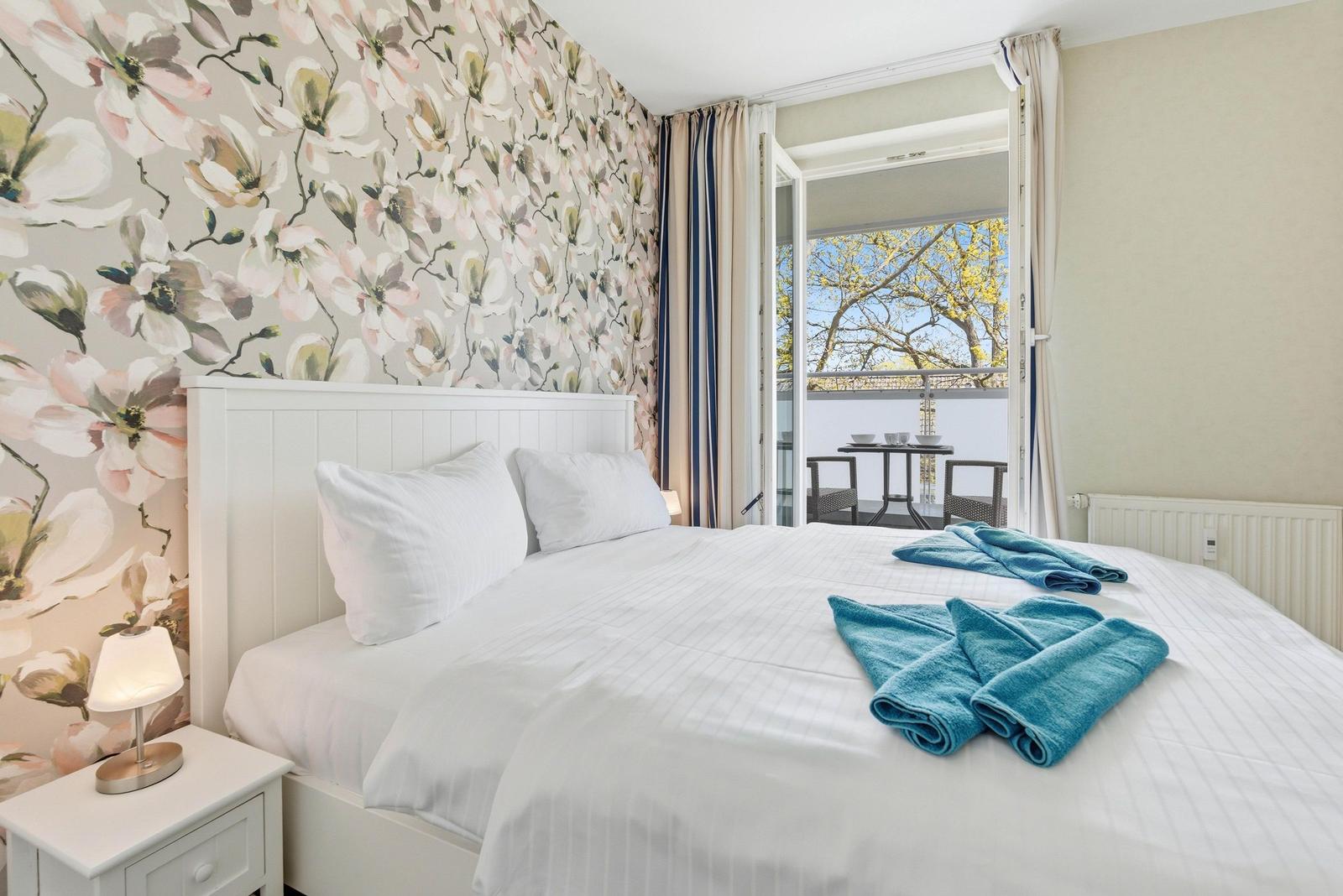 Schlafzimmer mit Doppelbett und Balkon