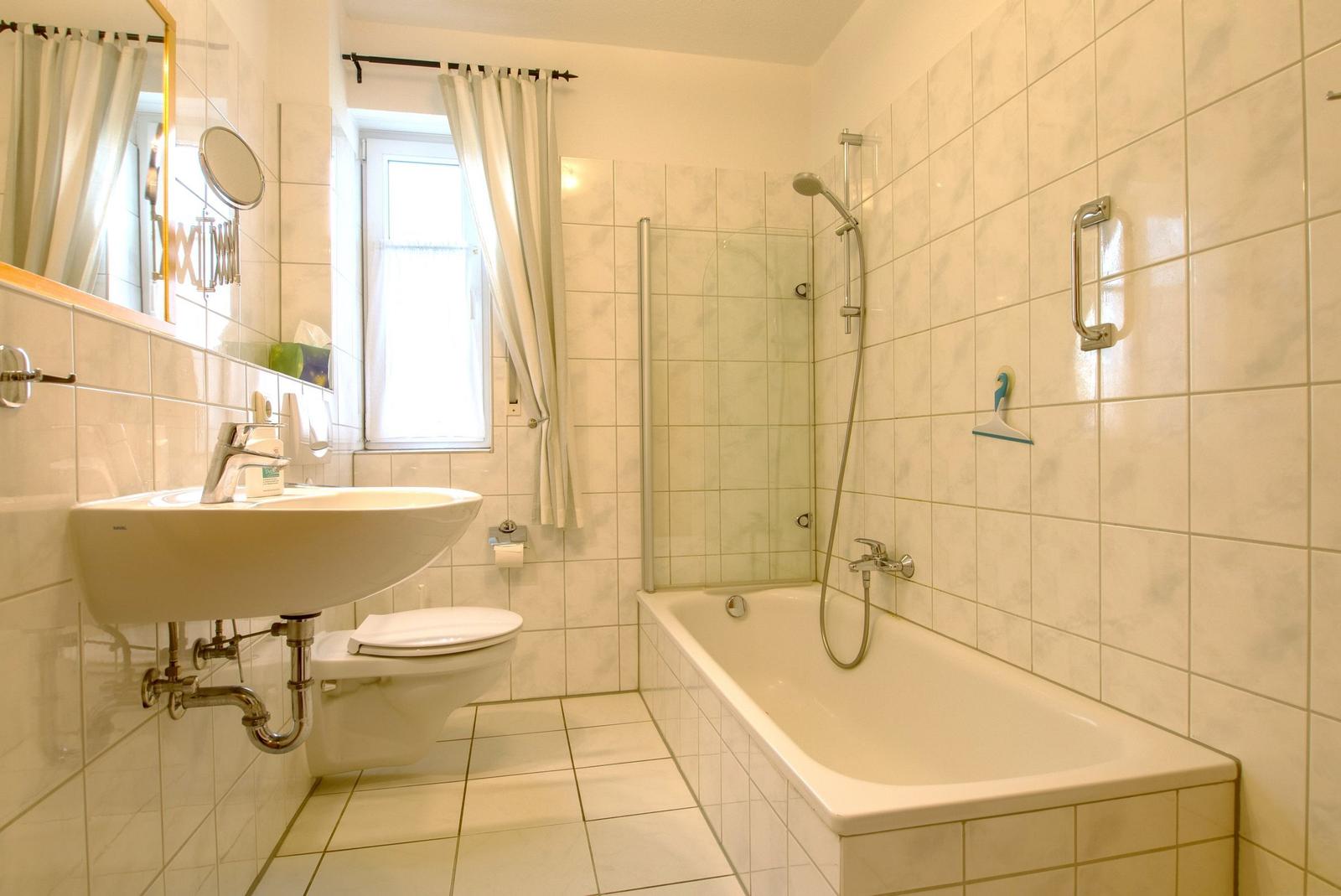 Bad mit Badewanne